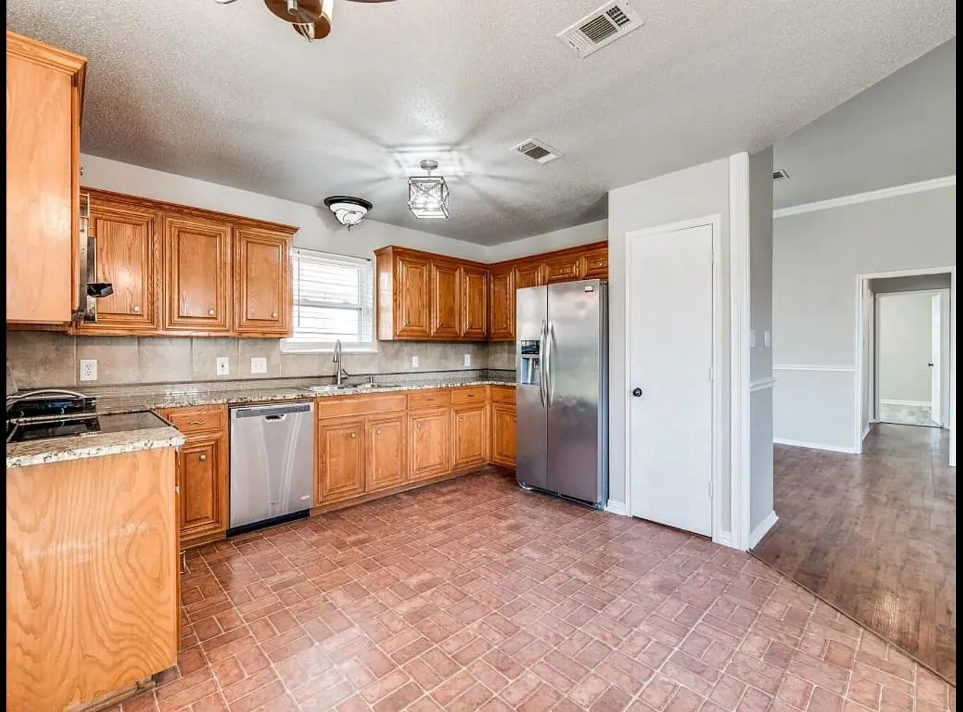 Single Family Residence For Rent in Johnson County , 942 Jacobs Crossing Court, Burleson, Texas 76028, 4 Bedroom, 2 Bathroom, 2 Garage spaces, 1,824 Sqft, built in 2000, mls#21404117, Real Estate Agent in Burleson, Homes For Rent in Johnson county, Homes For Rent in Burleson, Realtor in Burleson Texas, Real Estate Brokerage Independent Realty Texas, Luminita Cordes Realtor