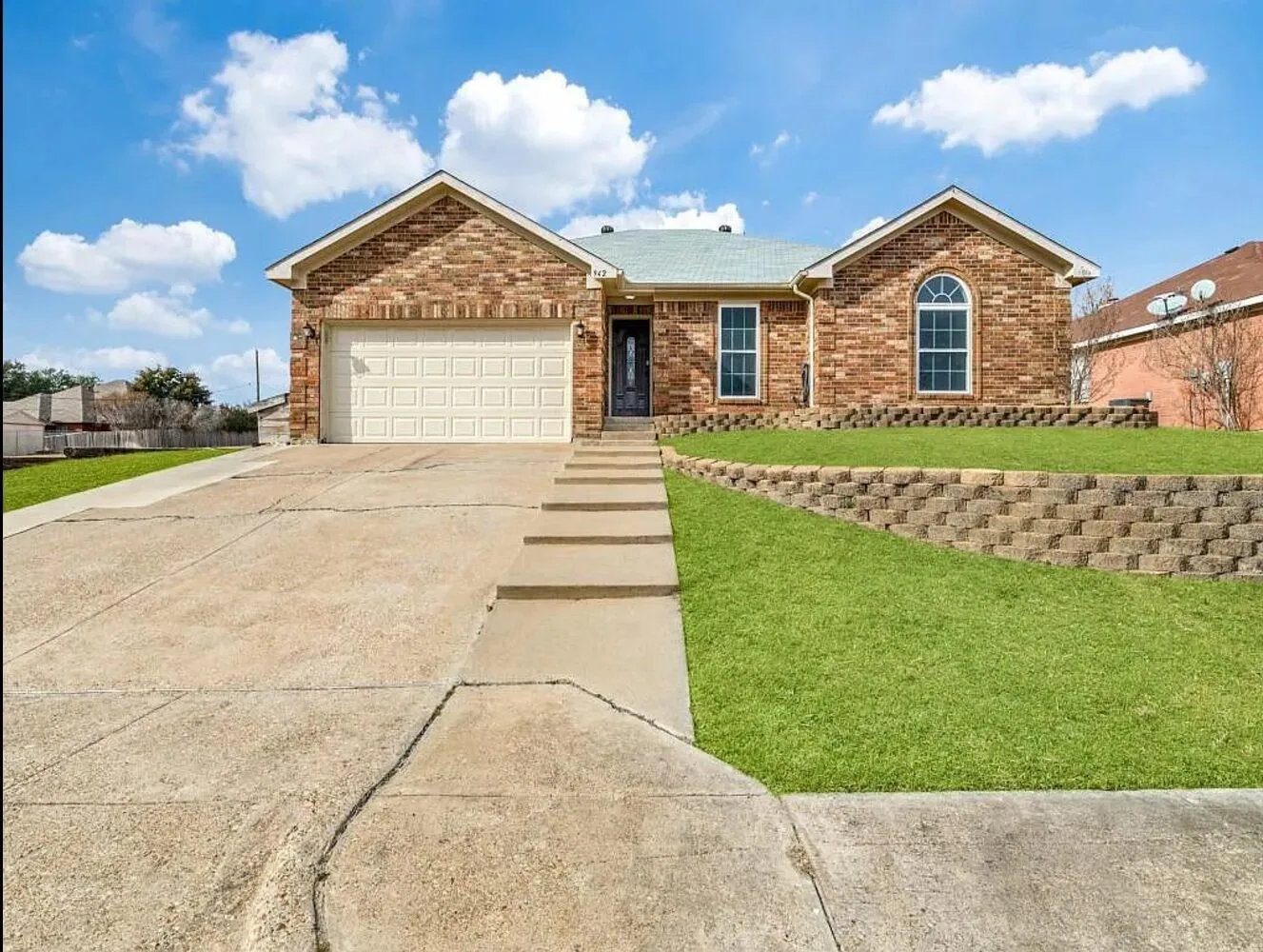 Single Family Residence For Rent in Johnson County , 942 Jacobs Crossing Court, Burleson, Texas 76028, 4 Bedroom, 2 Bathroom, 2 Garage spaces, 1,824 Sqft, built in 2000, mls#21404117, Real Estate Agent in Burleson, Homes For Rent in Johnson county, Homes For Rent in Burleson, Realtor in Burleson Texas, Real Estate Brokerage Independent Realty Texas, Luminita Cordes Realtor
