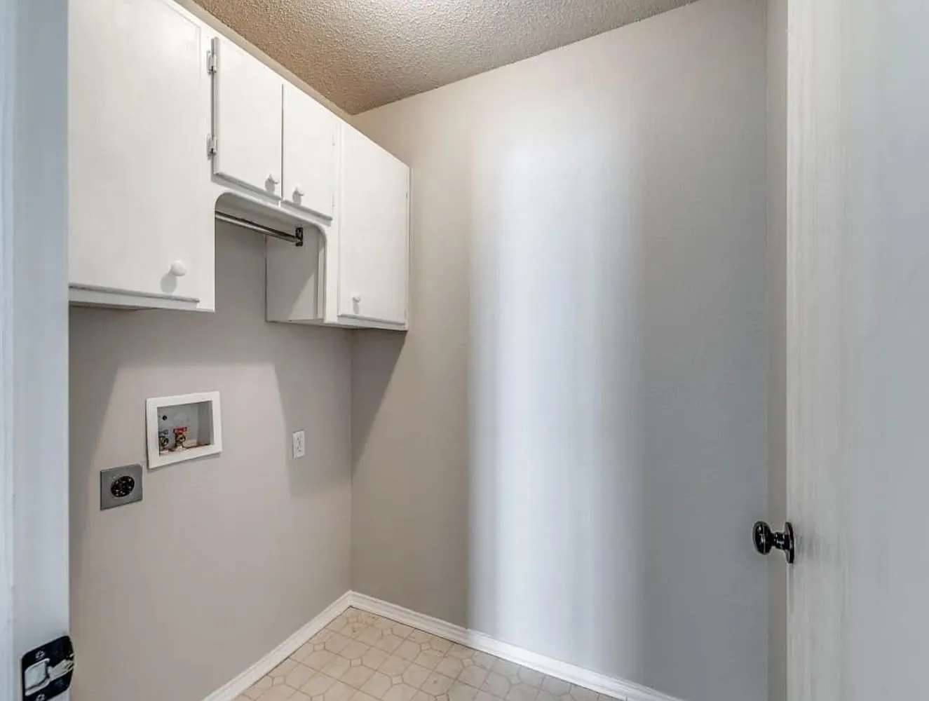 Single Family Residence For Rent in Johnson County , 942 Jacobs Crossing Court, Burleson, Texas 76028, 4 Bedroom, 2 Bathroom, 2 Garage spaces, 1,824 Sqft, built in 2000, mls#21404117, Real Estate Agent in Burleson, Homes For Rent in Johnson county, Homes For Rent in Burleson, Realtor in Burleson Texas, Real Estate Brokerage Independent Realty Texas, Luminita Cordes Realtor