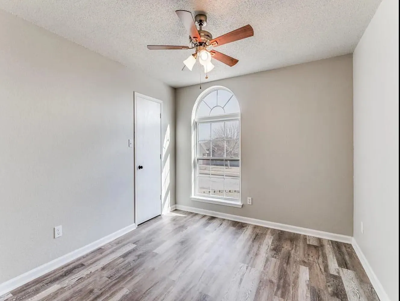 Single Family Residence For Rent in Johnson County , 942 Jacobs Crossing Court, Burleson, Texas 76028, 4 Bedroom, 2 Bathroom, 2 Garage spaces, 1,824 Sqft, built in 2000, mls#21404117, Real Estate Agent in Burleson, Homes For Rent in Johnson county, Homes For Rent in Burleson, Realtor in Burleson Texas, Real Estate Brokerage Independent Realty Texas, Luminita Cordes Realtor