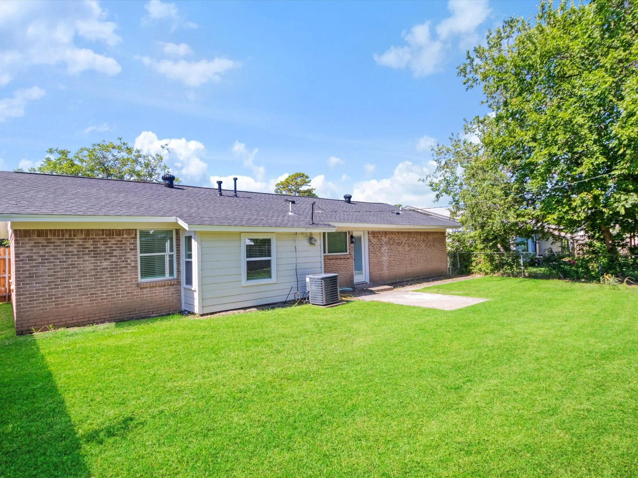 Single Family Residence For Sale in Dallas County , 1213 Fairmont Street, Irving, Texas 75062, 4 Bedroom, 3 Bathroom, Garage spaces, 1,469 Sqft, built in 1964, mls#21403628, Real Estate Agent in Irving, Homes For Sale in Dallas county, Homes For Sale in Irving, Realtor in Irving Texas, Real Estate Brokerage Independent Realty Texas, Luminita Cordes Realtor