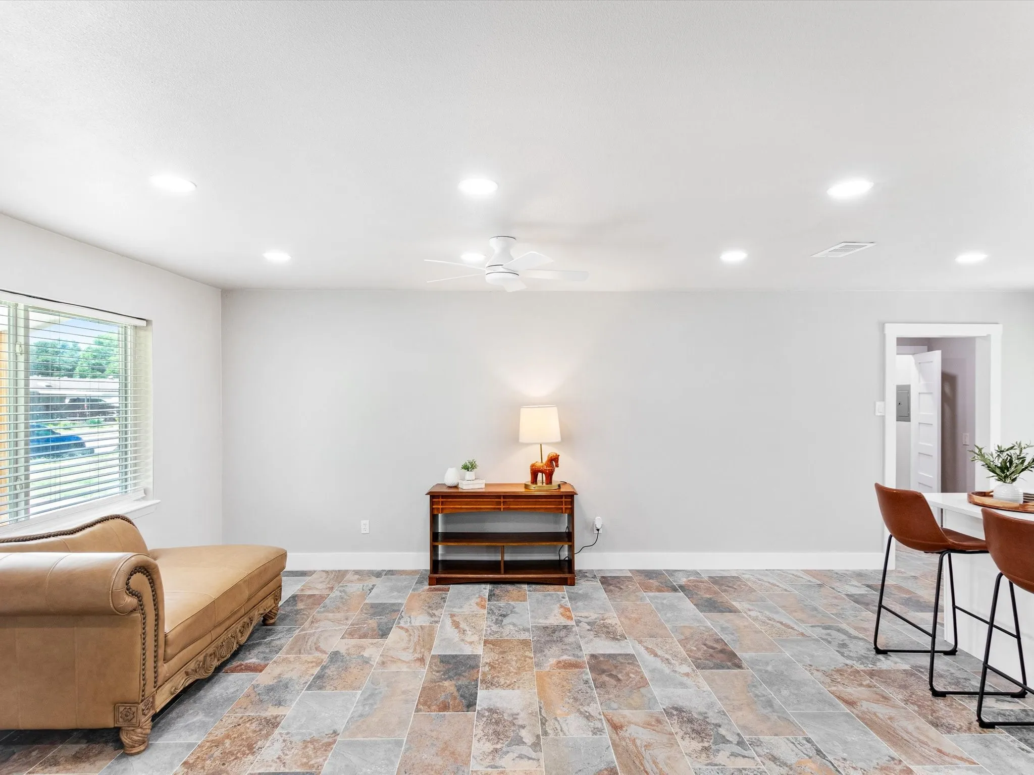 Single Family Residence For Sale in Dallas County , 1213 Fairmont Street, Irving, Texas 75062, 4 Bedroom, 3 Bathroom, Garage spaces, 1,469 Sqft, built in 1964, mls#21403628, Real Estate Agent in Irving, Homes For Sale in Dallas county, Homes For Sale in Irving, Realtor in Irving Texas, Real Estate Brokerage Independent Realty Texas, Luminita Cordes Realtor