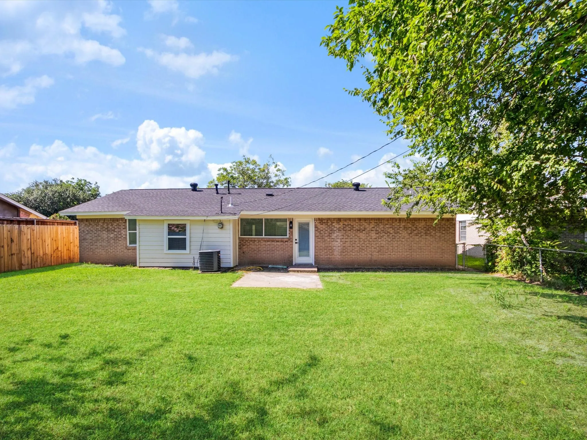 Single Family Residence For Sale in Dallas County , 1213 Fairmont Street, Irving, Texas 75062, 4 Bedroom, 3 Bathroom, Garage spaces, 1,469 Sqft, built in 1964, mls#21403628, Real Estate Agent in Irving, Homes For Sale in Dallas county, Homes For Sale in Irving, Realtor in Irving Texas, Real Estate Brokerage Independent Realty Texas, Luminita Cordes Realtor
