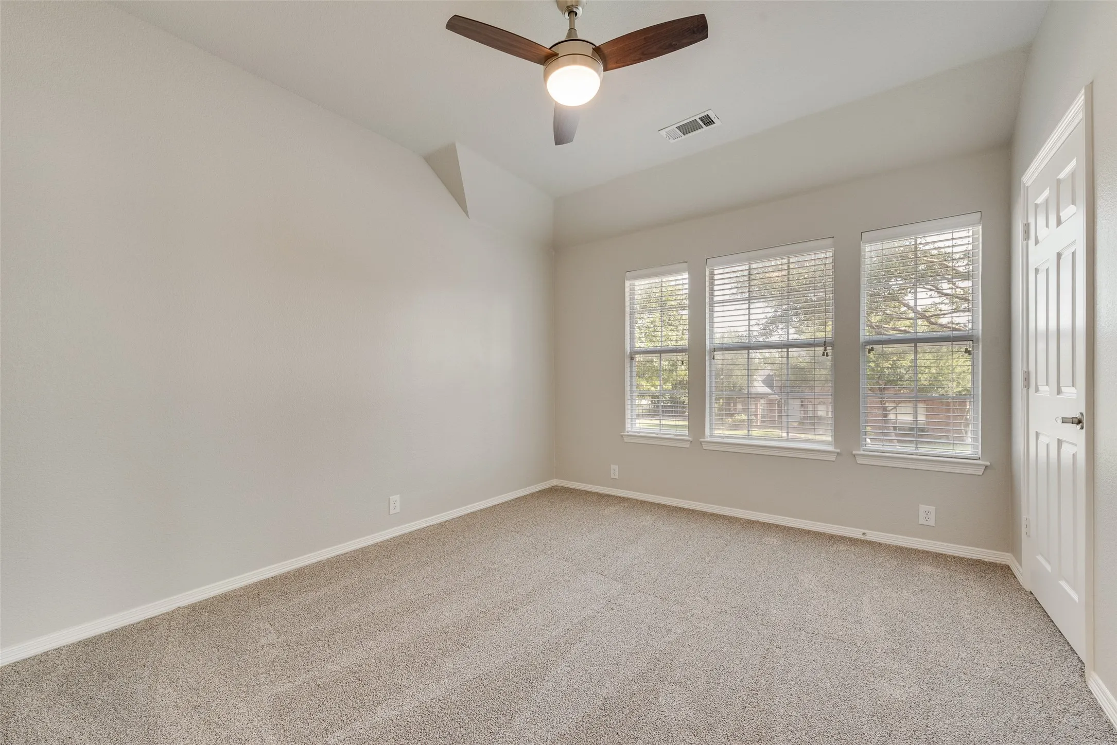 Single Family Residence For Rent in Rockwall County , 101 Dunford Drive, Heath, Texas 75032, 4 Bedroom, 4 Bathroom, 3 Garage spaces, 3,967 Sqft, built in 2002, mls#21404125, Real Estate Agent in Heath, Homes For Rent in Rockwall county, Homes For Rent in Heath, Realtor in Heath Texas, Real Estate Brokerage Independent Realty Texas, Luminita Cordes Realtor