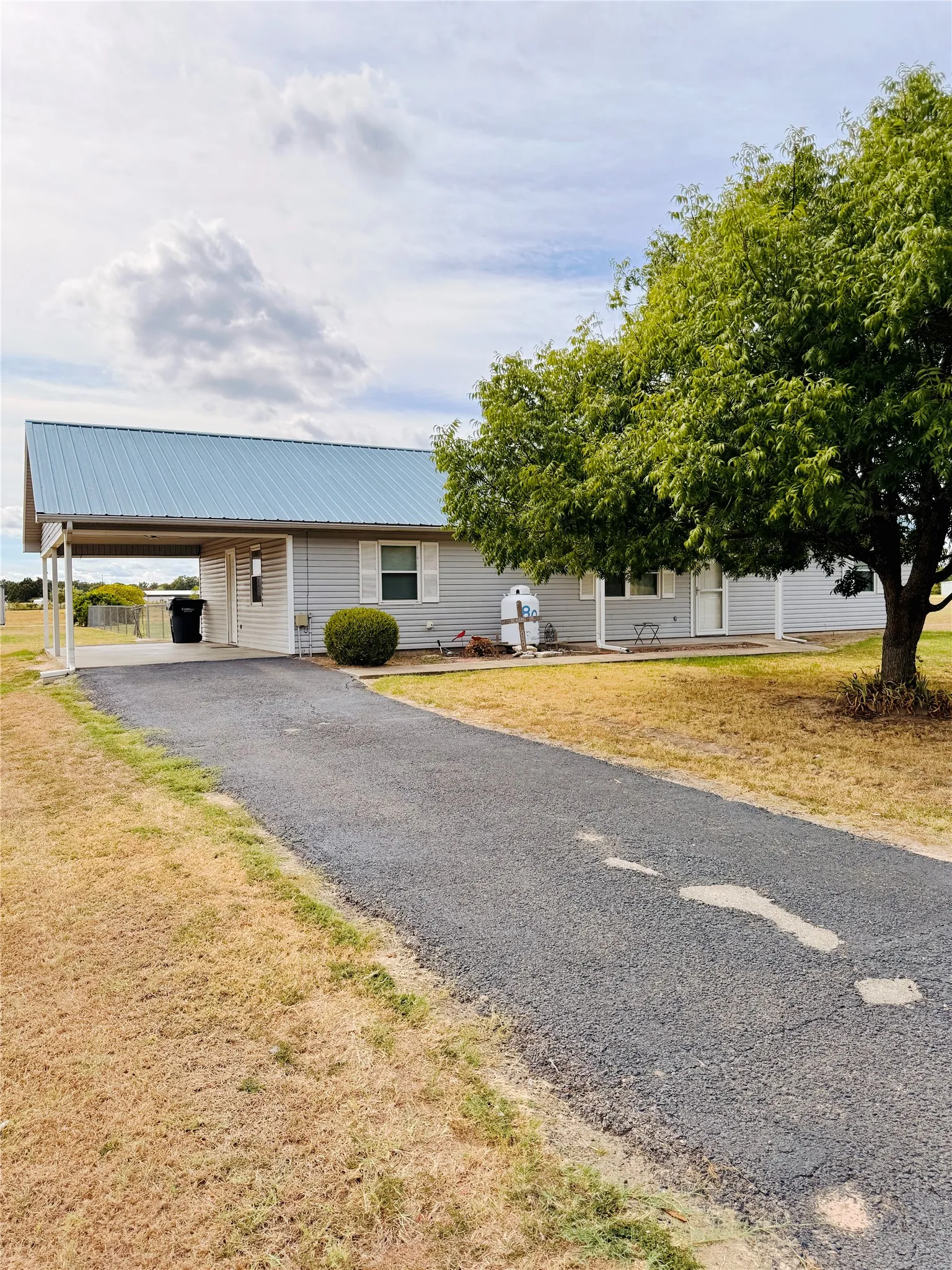 Single Family Residence For Sale in Wood County , 801 County Road 1895, Yantis, Texas 75497, 3 Bedroom, 2 Bathroom, Garage spaces, 1,482 Sqft, built in 2002, mls#21400265, Real Estate Agent in Yantis, Homes For Sale in Wood county, Homes For Sale in Yantis, Realtor in Yantis Texas, Real Estate Brokerage Independent Realty Texas, Luminita Cordes Realtor