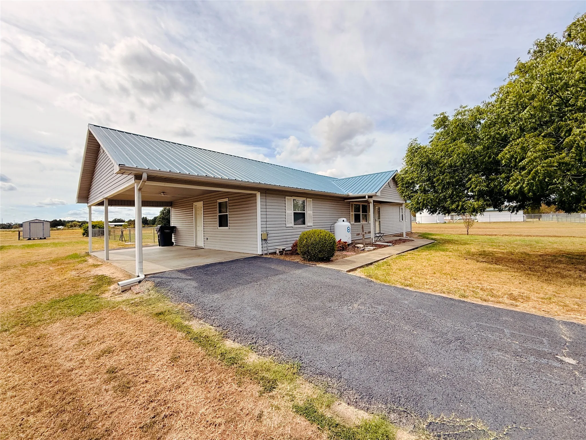 Single Family Residence For Sale in Wood County , 801 County Road 1895, Yantis, Texas 75497, 3 Bedroom, 2 Bathroom, Garage spaces, 1,482 Sqft, built in 2002, mls#21400265, Real Estate Agent in Yantis, Homes For Sale in Wood county, Homes For Sale in Yantis, Realtor in Yantis Texas, Real Estate Brokerage Independent Realty Texas, Luminita Cordes Realtor