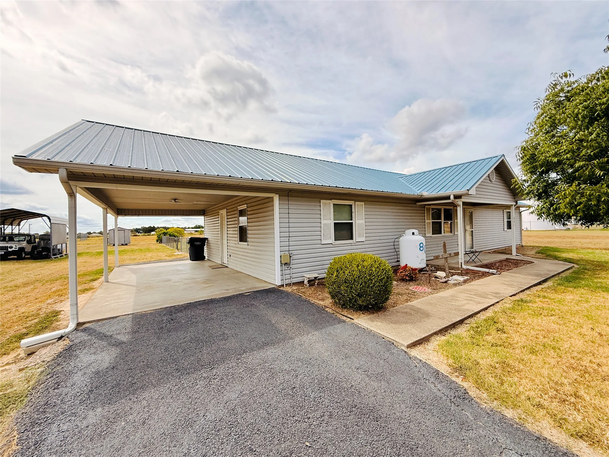 Single Family Residence For Sale in Wood County , 801 County Road 1895, Yantis, Texas 75497, 3 Bedroom, 2 Bathroom, Garage spaces, 1,482 Sqft, built in 2002, mls#21400265, Real Estate Agent in Yantis, Homes For Sale in Wood county, Homes For Sale in Yantis, Realtor in Yantis Texas, Real Estate Brokerage Independent Realty Texas, Luminita Cordes Realtor
