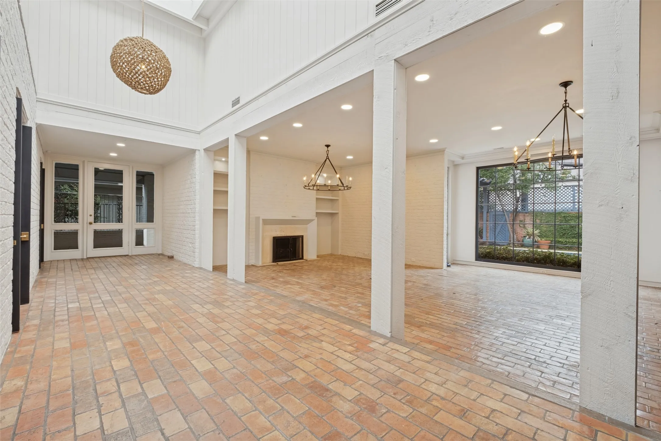 Single Family Residence For Sale in Dallas County , 4331 Versailles Avenue, Highland Park, Texas 75205, 3 Bedroom, 6 Bathroom, Garage spaces, 4,767 Sqft, built in 1936, mls#21404133, Real Estate Agent in Highland Park, Homes For Sale in Dallas county, Homes For Sale in Highland Park, Realtor in Highland Park Texas, Real Estate Brokerage Independent Realty Texas, Luminita Cordes Realtor