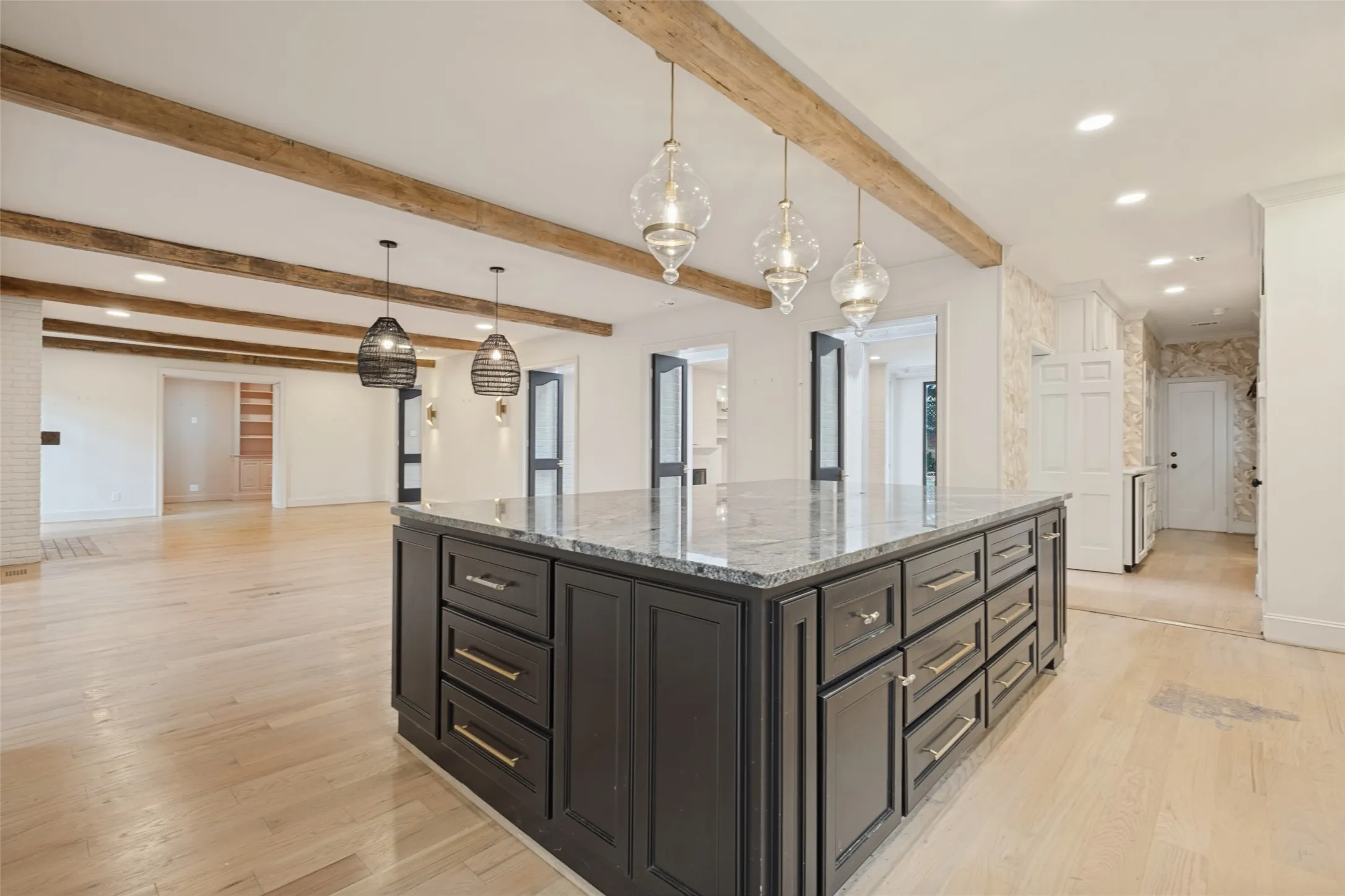 Single Family Residence For Sale in Dallas County , 4331 Versailles Avenue, Highland Park, Texas 75205, 3 Bedroom, 6 Bathroom, Garage spaces, 4,767 Sqft, built in 1936, mls#21404133, Real Estate Agent in Highland Park, Homes For Sale in Dallas county, Homes For Sale in Highland Park, Realtor in Highland Park Texas, Real Estate Brokerage Independent Realty Texas, Luminita Cordes Realtor