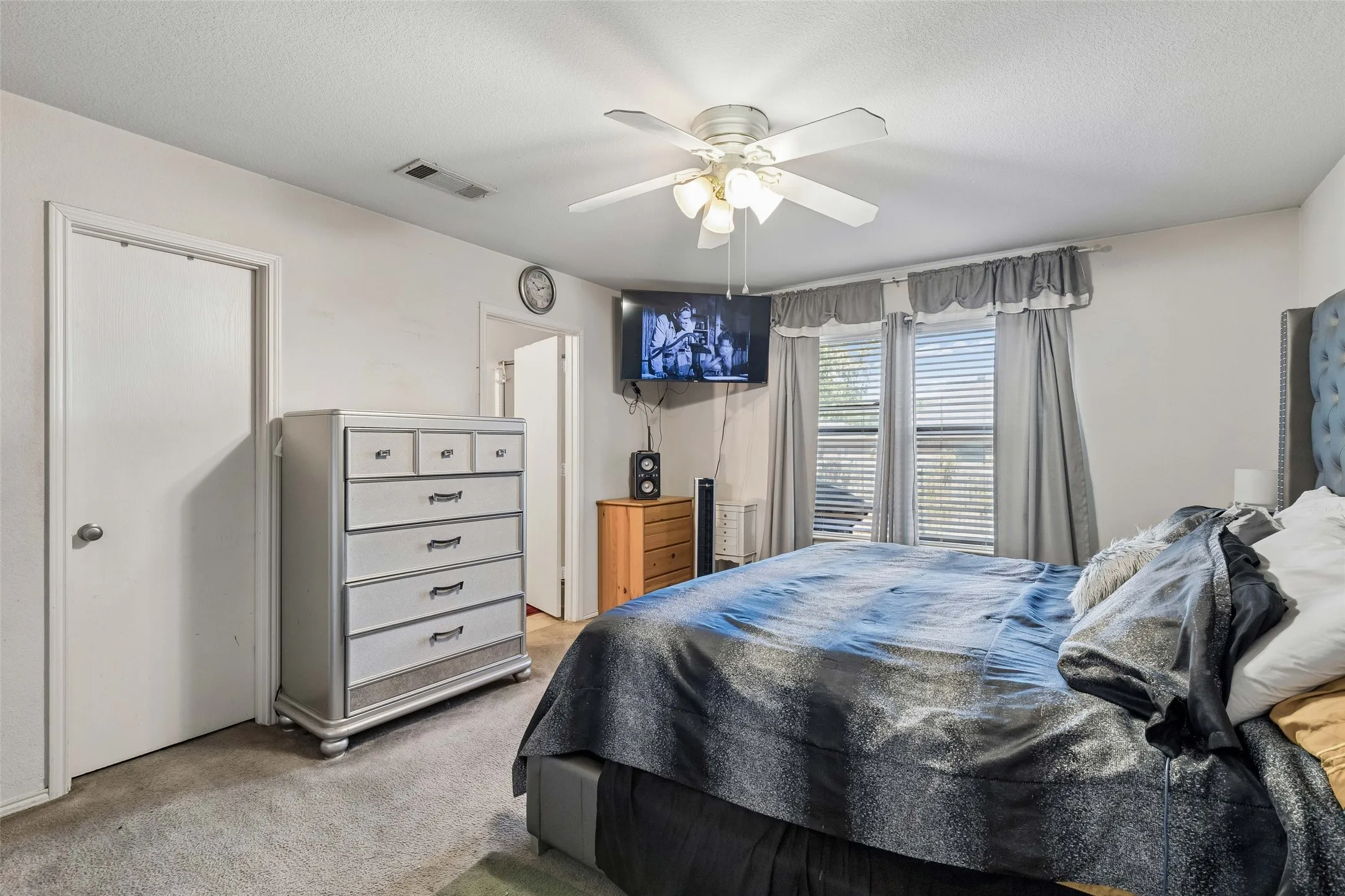 Ceiling fan with integrated lighting
