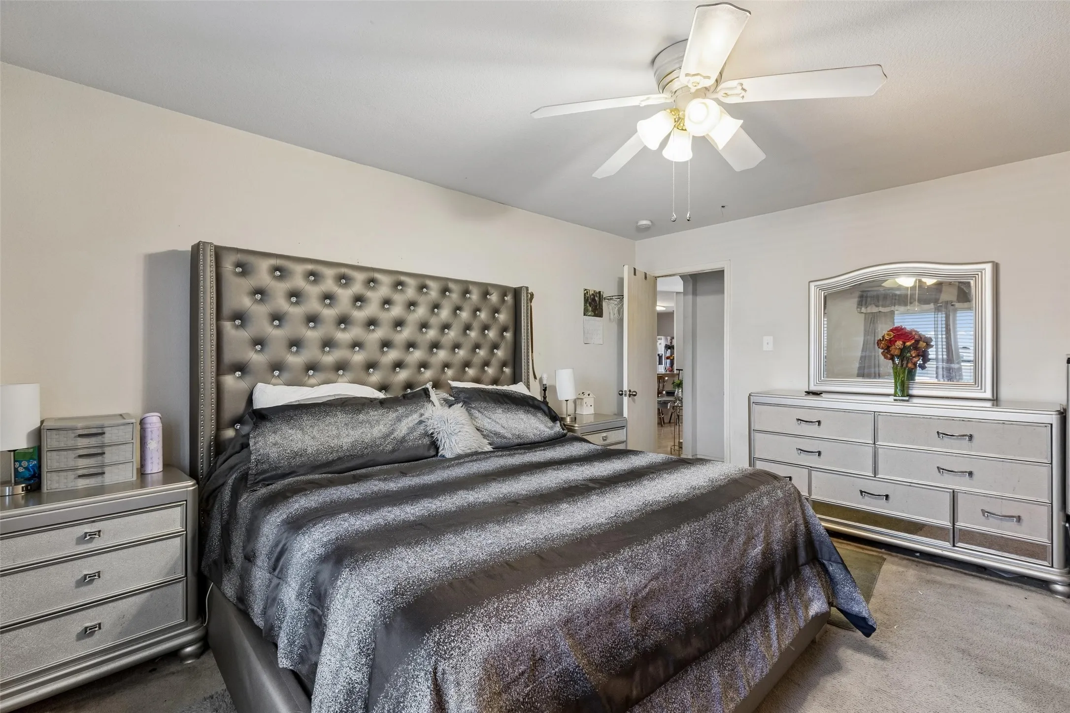 Ceiling fan with integrated lighting