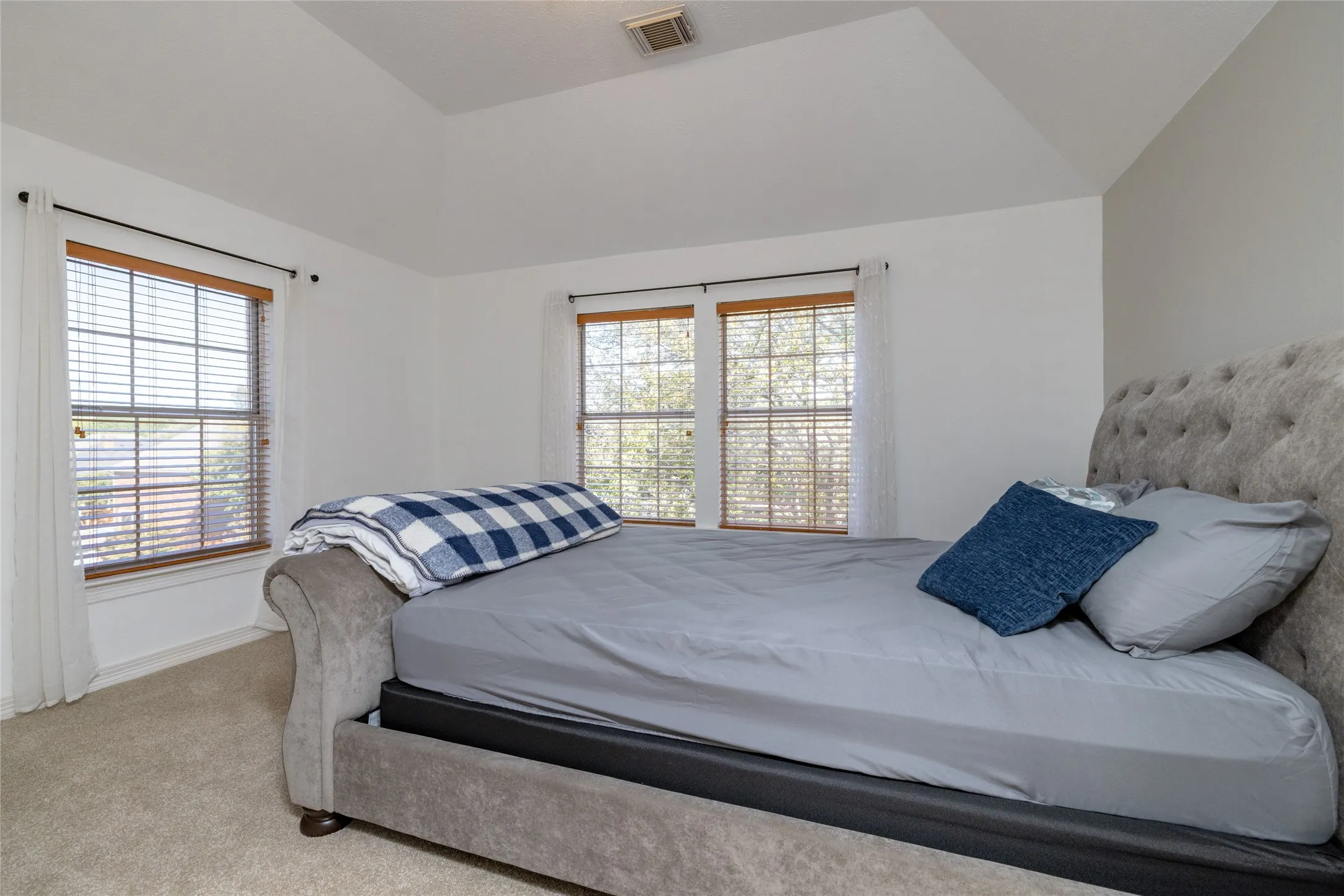 Single Family Residence For Sale in Tarrant County , 5213 Gulfwind Lane, Fort Worth, Texas 76123, 5 Bedroom, 3 Bathroom, 2 Garage spaces, 2,910 Sqft, built in 1993, mls#21404167, Real Estate Agent in Fort Worth, Homes For Sale in Tarrant county, Homes For Sale in Fort Worth, Realtor in Fort Worth Texas, Real Estate Brokerage Independent Realty Texas, Luminita Cordes Realtor