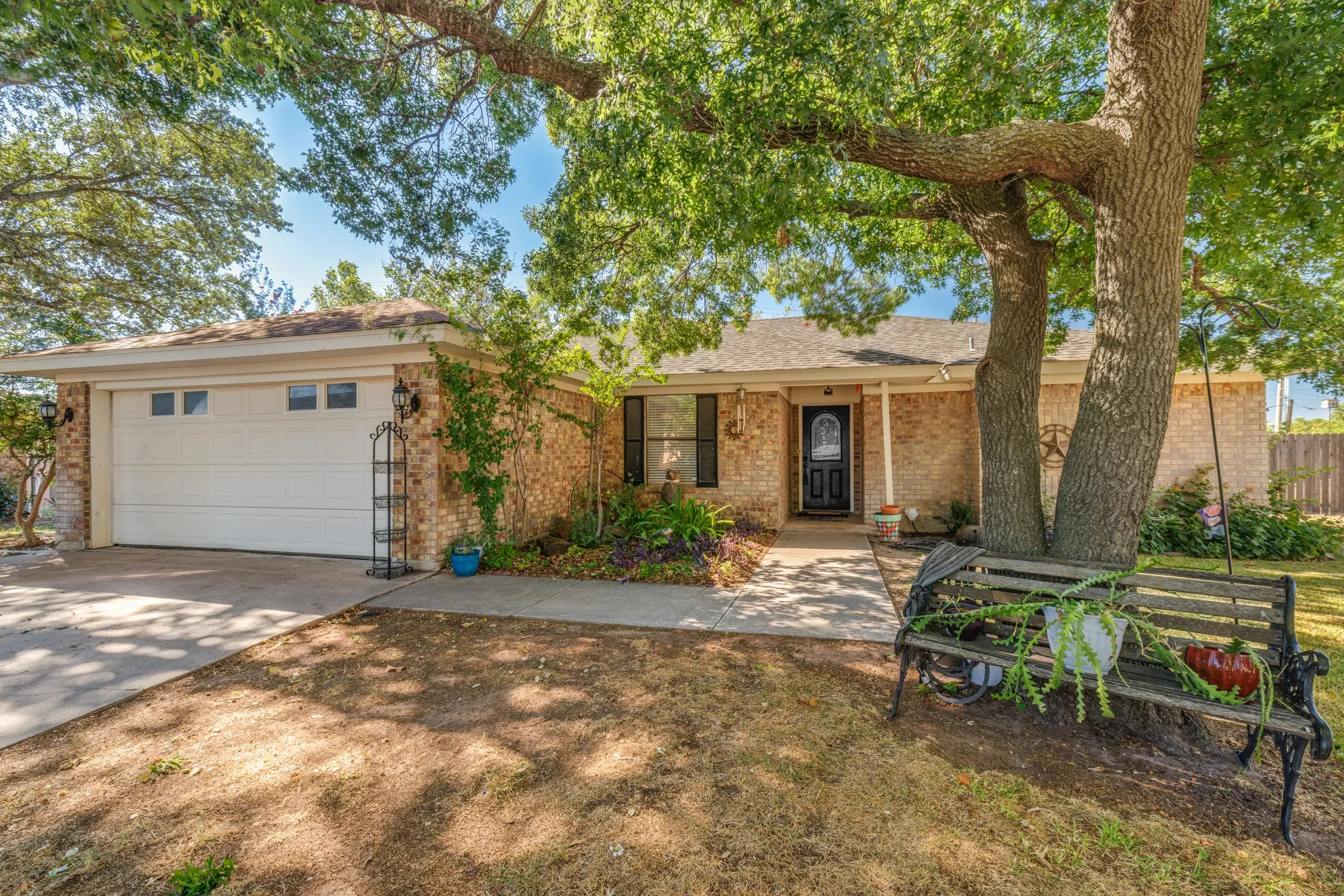 Single Family Residence For Sale in Callahan County , 130 Century Lane, Clyde, Texas 79510, 3 Bedroom, 2 Bathroom, 2 Garage spaces, 1,784 Sqft, built in 1984, mls#21393423, Real Estate Agent in Clyde, Homes For Sale in Callahan county, Homes For Sale in Clyde, Realtor in Clyde Texas, Real Estate Brokerage Independent Realty Texas, Luminita Cordes Realtor