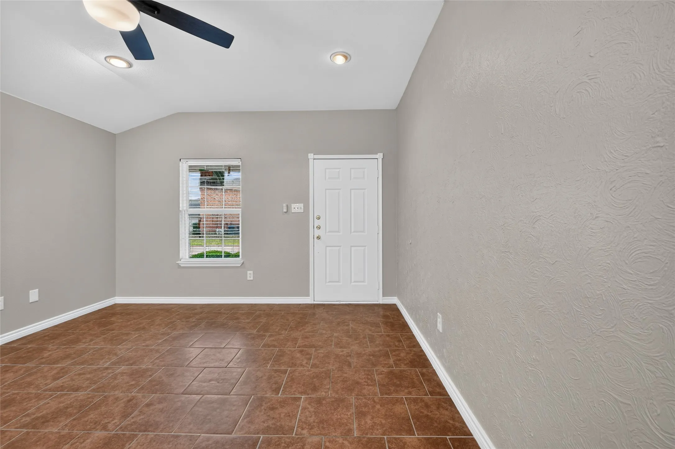 Single Family Residence For Rent in Tarrant County , 756 River Garden Drive, Fort Worth, Texas 76114, 3 Bedroom, 2 Bathroom, 1 Garage spaces, 1,274 Sqft, built in 2006, mls#21404177, Real Estate Agent in Fort Worth, Homes For Rent in Tarrant county, Homes For Rent in Fort Worth, Realtor in Fort Worth Texas, Real Estate Brokerage Independent Realty Texas, Luminita Cordes Realtor