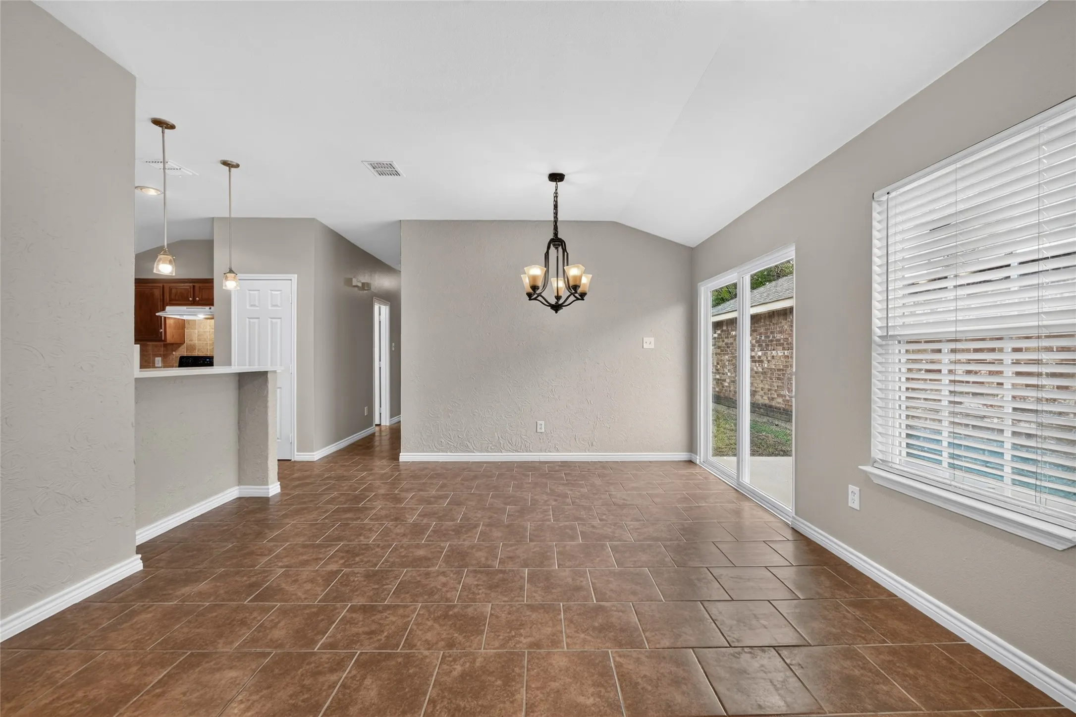 Single Family Residence For Rent in Tarrant County , 756 River Garden Drive, Fort Worth, Texas 76114, 3 Bedroom, 2 Bathroom, 1 Garage spaces, 1,274 Sqft, built in 2006, mls#21404177, Real Estate Agent in Fort Worth, Homes For Rent in Tarrant county, Homes For Rent in Fort Worth, Realtor in Fort Worth Texas, Real Estate Brokerage Independent Realty Texas, Luminita Cordes Realtor