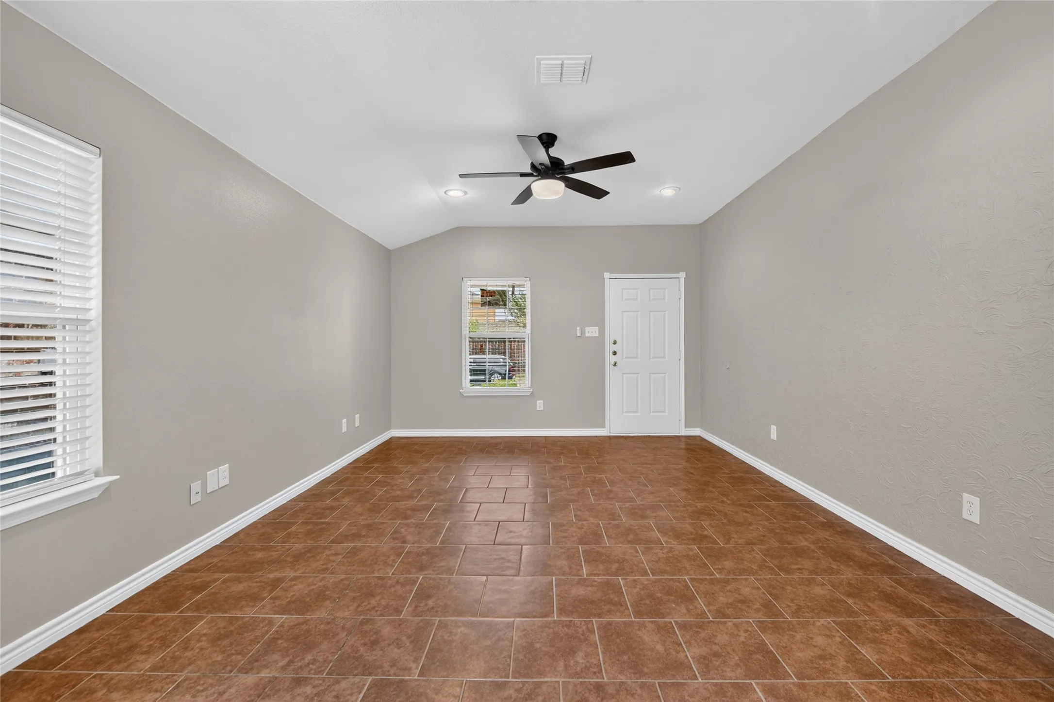 Single Family Residence For Rent in Tarrant County , 756 River Garden Drive, Fort Worth, Texas 76114, 3 Bedroom, 2 Bathroom, 1 Garage spaces, 1,274 Sqft, built in 2006, mls#21404177, Real Estate Agent in Fort Worth, Homes For Rent in Tarrant county, Homes For Rent in Fort Worth, Realtor in Fort Worth Texas, Real Estate Brokerage Independent Realty Texas, Luminita Cordes Realtor
