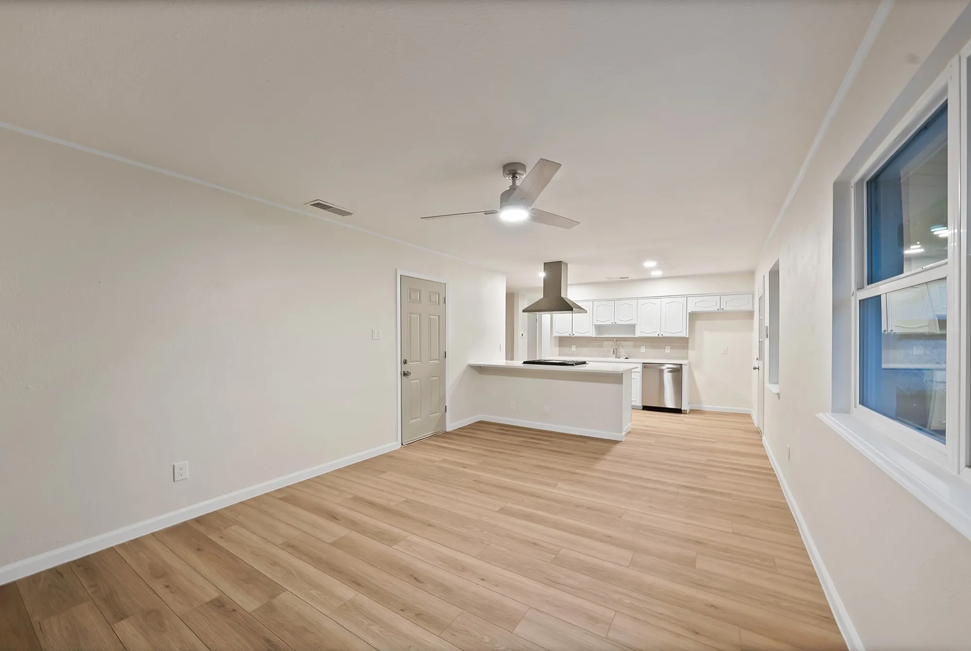 Single Family Residence For Sale in Dallas County , 3206 Griffiths Drive, Irving, Texas 75061, 3 Bedroom, 2 Bathroom, 2 Garage spaces, 1,314 Sqft, built in 1964, mls#21401157, Real Estate Agent in Irving, Homes For Sale in Dallas county, Homes For Sale in Irving, Realtor in Irving Texas, Real Estate Brokerage Independent Realty Texas, Luminita Cordes Realtor