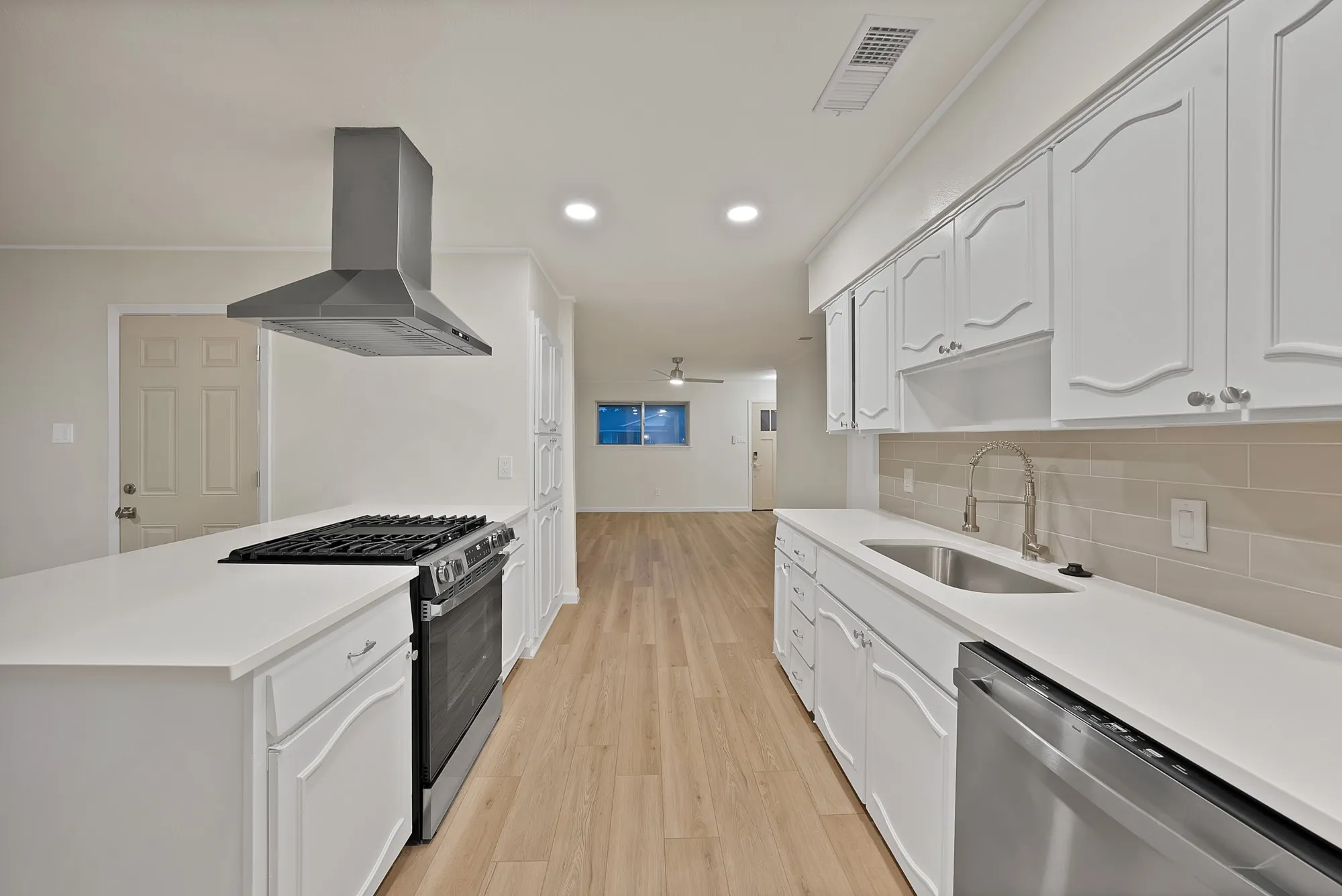Single Family Residence For Sale in Dallas County , 3206 Griffiths Drive, Irving, Texas 75061, 3 Bedroom, 2 Bathroom, 2 Garage spaces, 1,314 Sqft, built in 1964, mls#21401157, Real Estate Agent in Irving, Homes For Sale in Dallas county, Homes For Sale in Irving, Realtor in Irving Texas, Real Estate Brokerage Independent Realty Texas, Luminita Cordes Realtor