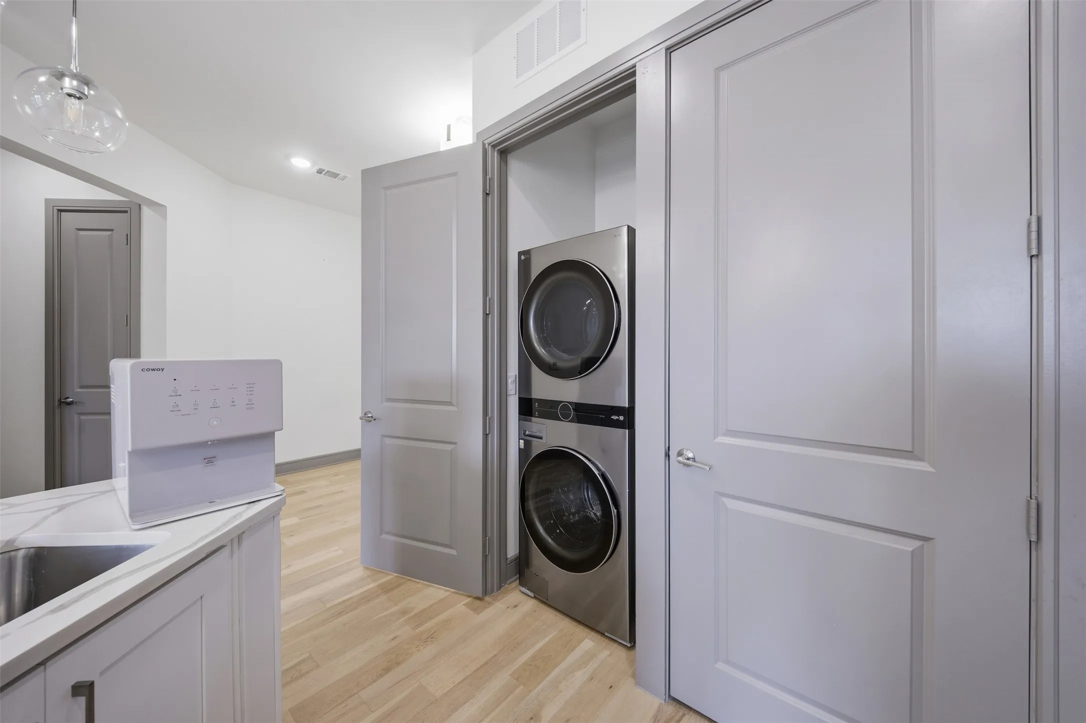 Integrated laundry closet with stacked appliances