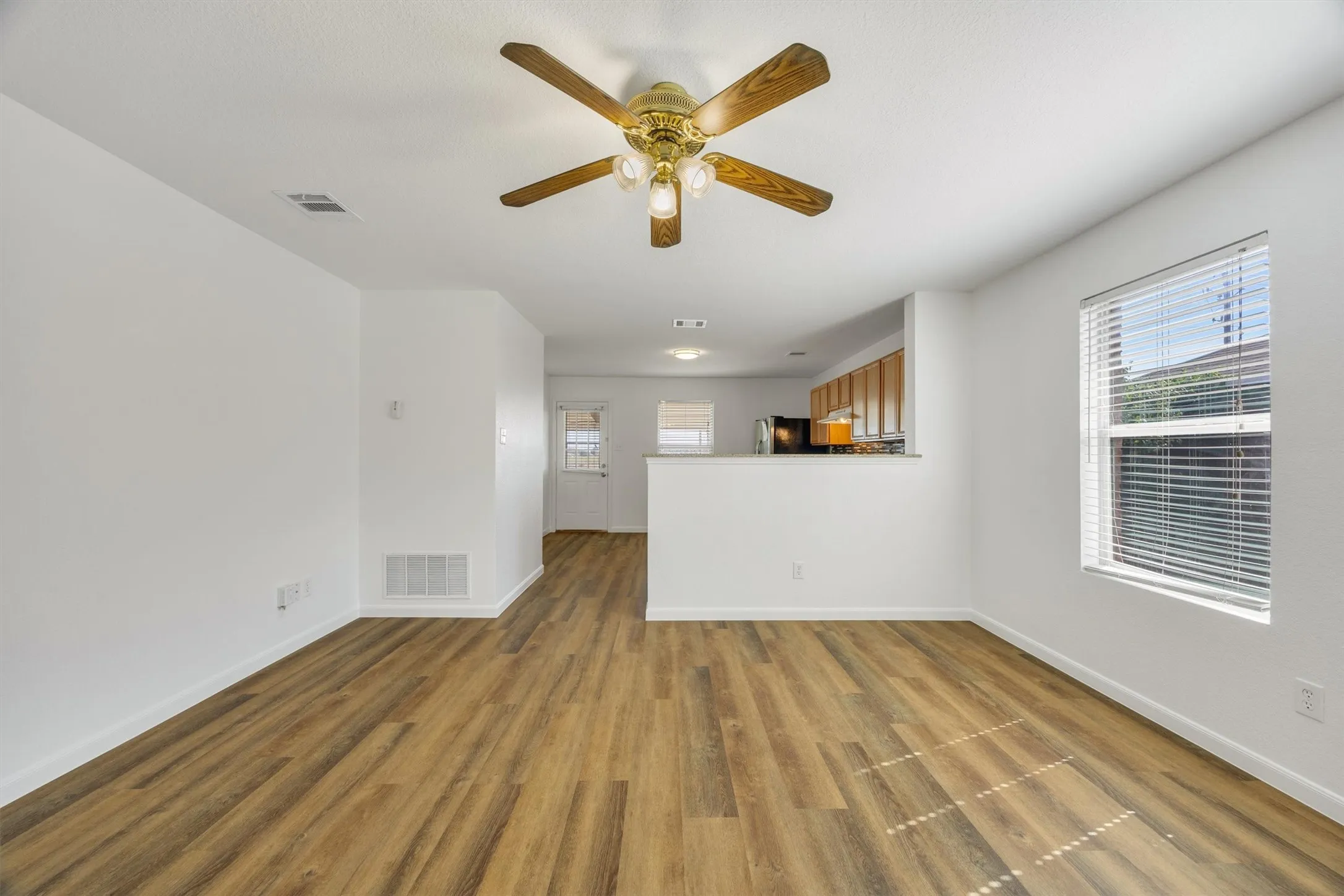 Single Family Residence For Sale in Collin County , 103 Charleston Drive, Anna, Texas 75409, 3 Bedroom, 2 Bathroom, 2 Garage spaces, 1,222 Sqft, built in 2003, mls#21404196, Real Estate Agent in Anna, Homes For Sale in Collin county, Homes For Sale in Anna, Realtor in Anna Texas, Real Estate Brokerage Independent Realty Texas, Luminita Cordes Realtor