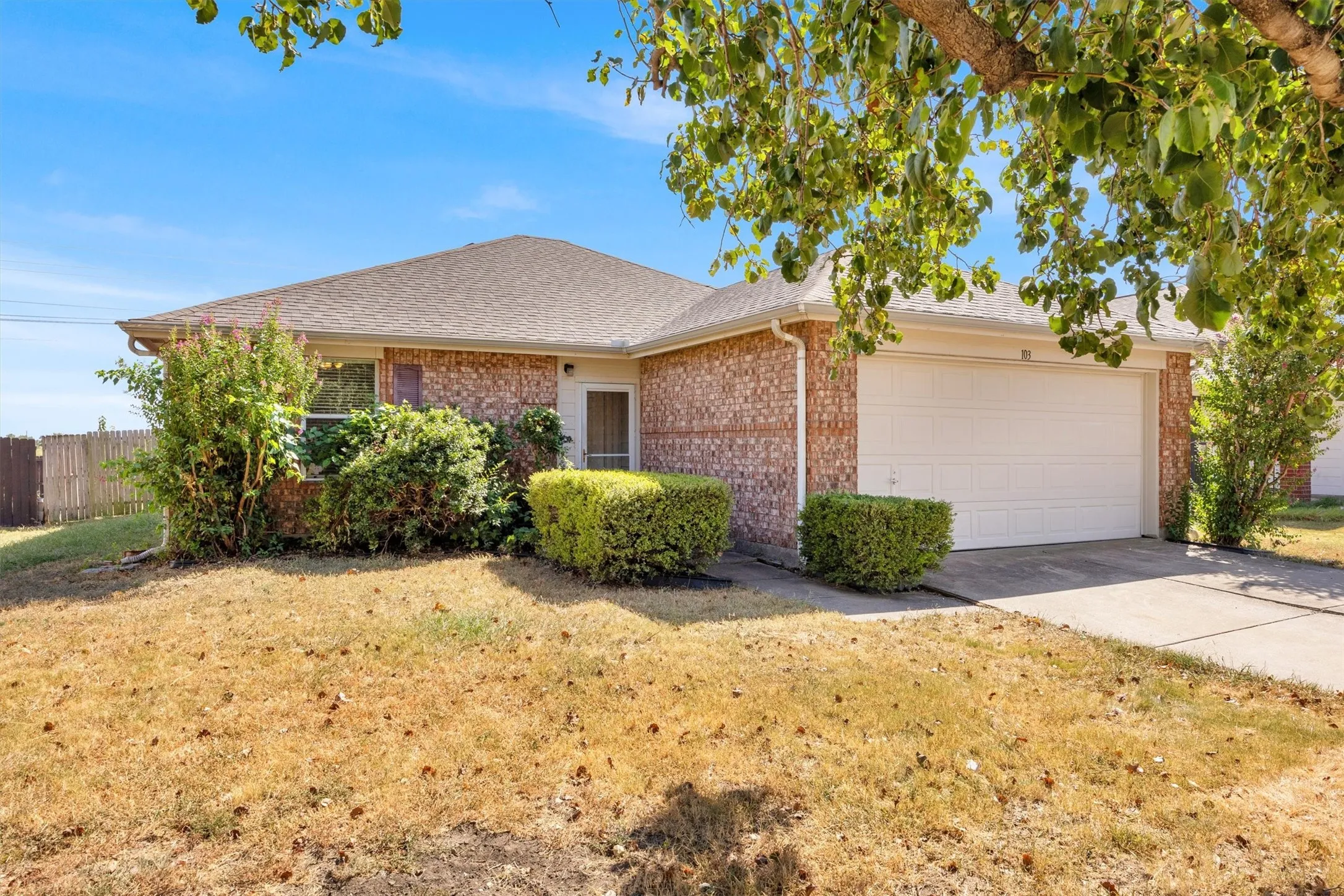 Single Family Residence For Sale in Collin County , 103 Charleston Drive, Anna, Texas 75409, 3 Bedroom, 2 Bathroom, 2 Garage spaces, 1,222 Sqft, built in 2003, mls#21404196, Real Estate Agent in Anna, Homes For Sale in Collin county, Homes For Sale in Anna, Realtor in Anna Texas, Real Estate Brokerage Independent Realty Texas, Luminita Cordes Realtor