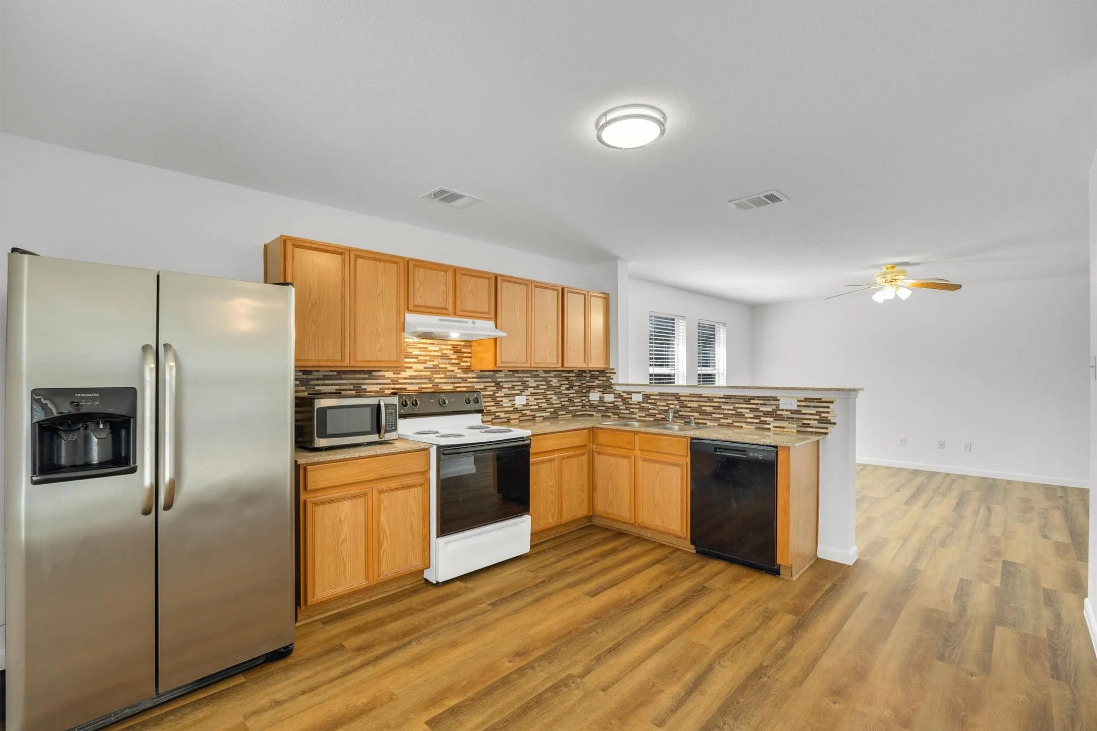Single Family Residence For Sale in Collin County , 103 Charleston Drive, Anna, Texas 75409, 3 Bedroom, 2 Bathroom, 2 Garage spaces, 1,222 Sqft, built in 2003, mls#21404196, Real Estate Agent in Anna, Homes For Sale in Collin county, Homes For Sale in Anna, Realtor in Anna Texas, Real Estate Brokerage Independent Realty Texas, Luminita Cordes Realtor