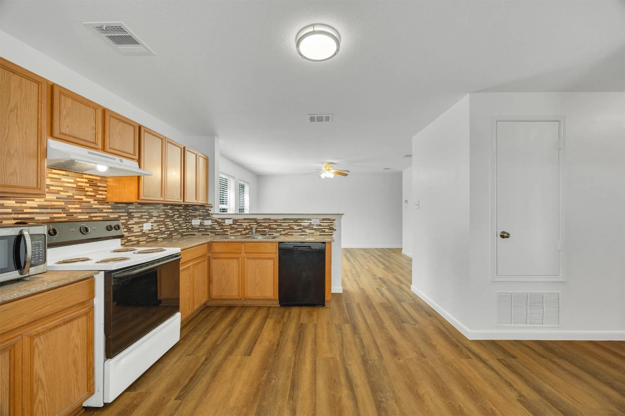 Single Family Residence For Sale in Collin County , 103 Charleston Drive, Anna, Texas 75409, 3 Bedroom, 2 Bathroom, 2 Garage spaces, 1,222 Sqft, built in 2003, mls#21404196, Real Estate Agent in Anna, Homes For Sale in Collin county, Homes For Sale in Anna, Realtor in Anna Texas, Real Estate Brokerage Independent Realty Texas, Luminita Cordes Realtor