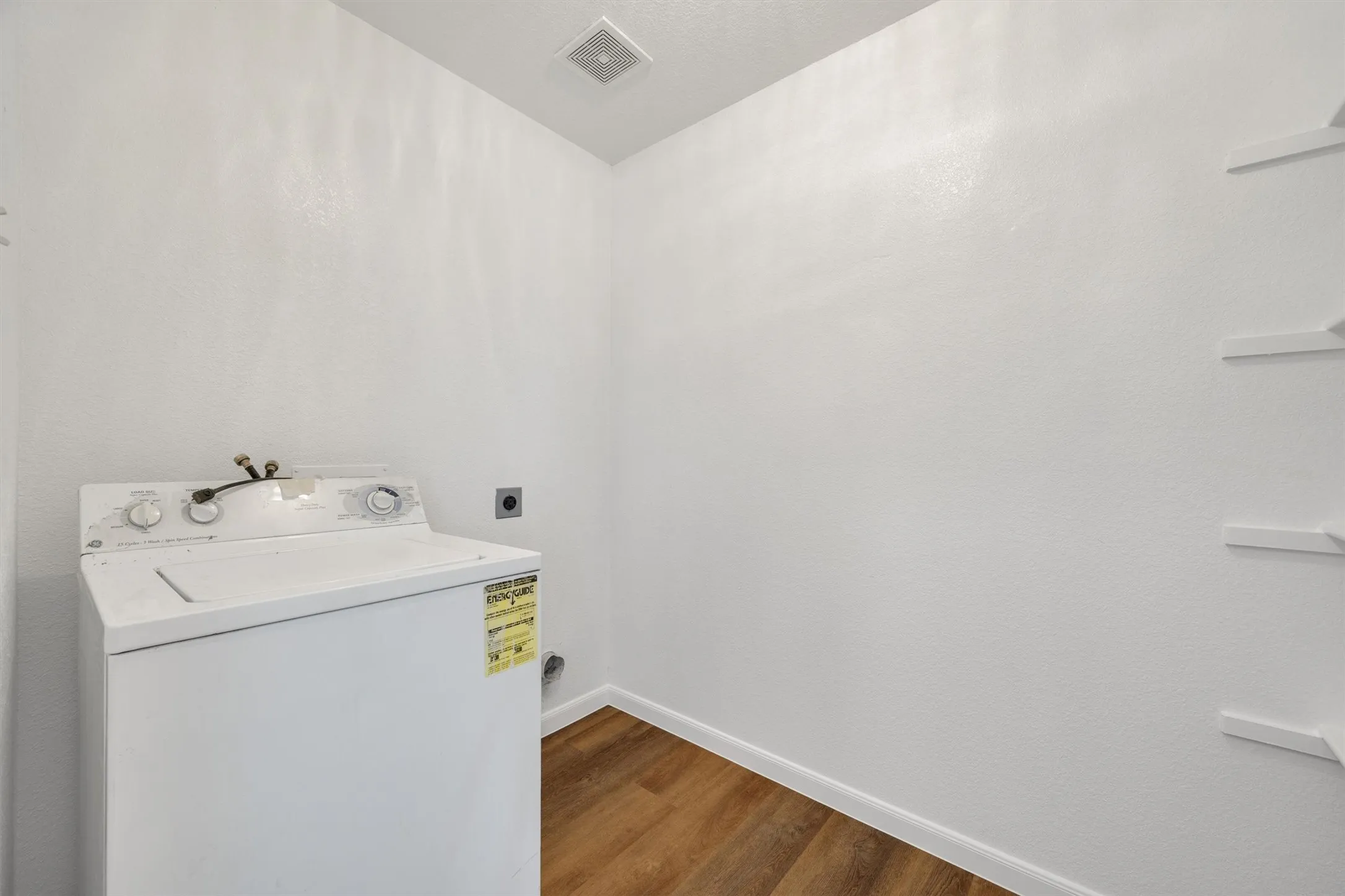 Single Family Residence For Sale in Collin County , 103 Charleston Drive, Anna, Texas 75409, 3 Bedroom, 2 Bathroom, 2 Garage spaces, 1,222 Sqft, built in 2003, mls#21404196, Real Estate Agent in Anna, Homes For Sale in Collin county, Homes For Sale in Anna, Realtor in Anna Texas, Real Estate Brokerage Independent Realty Texas, Luminita Cordes Realtor