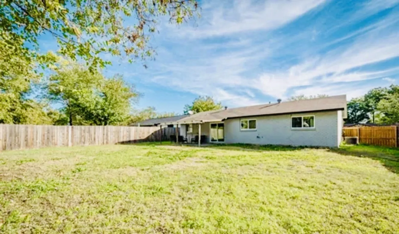 Single Family Residence For Sale in Tarrant County , 3702 Lindsey Court, Arlington, Texas 76015, 3 Bedroom, 2 Bathroom, 2 Garage spaces, 1,168 Sqft, built in 1971, mls#21403190, Real Estate Agent in Arlington, Homes For Sale in Tarrant county, Homes For Sale in Arlington, Realtor in Arlington Texas, Real Estate Brokerage Independent Realty Texas, Luminita Cordes Realtor