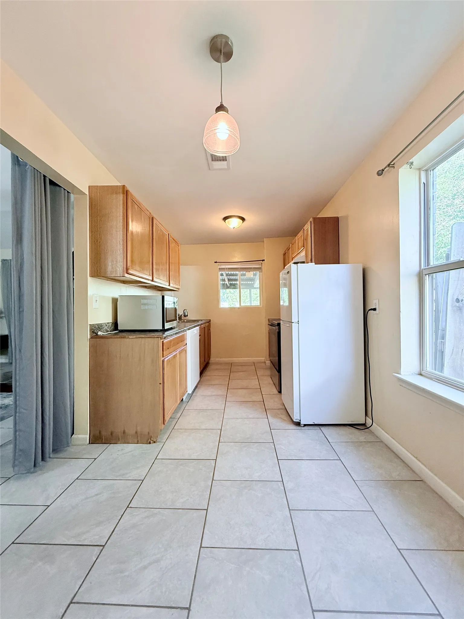 Single Family Residence For Sale in Tarrant County , 3702 Lindsey Court, Arlington, Texas 76015, 3 Bedroom, 2 Bathroom, 2 Garage spaces, 1,168 Sqft, built in 1971, mls#21403190, Real Estate Agent in Arlington, Homes For Sale in Tarrant county, Homes For Sale in Arlington, Realtor in Arlington Texas, Real Estate Brokerage Independent Realty Texas, Luminita Cordes Realtor