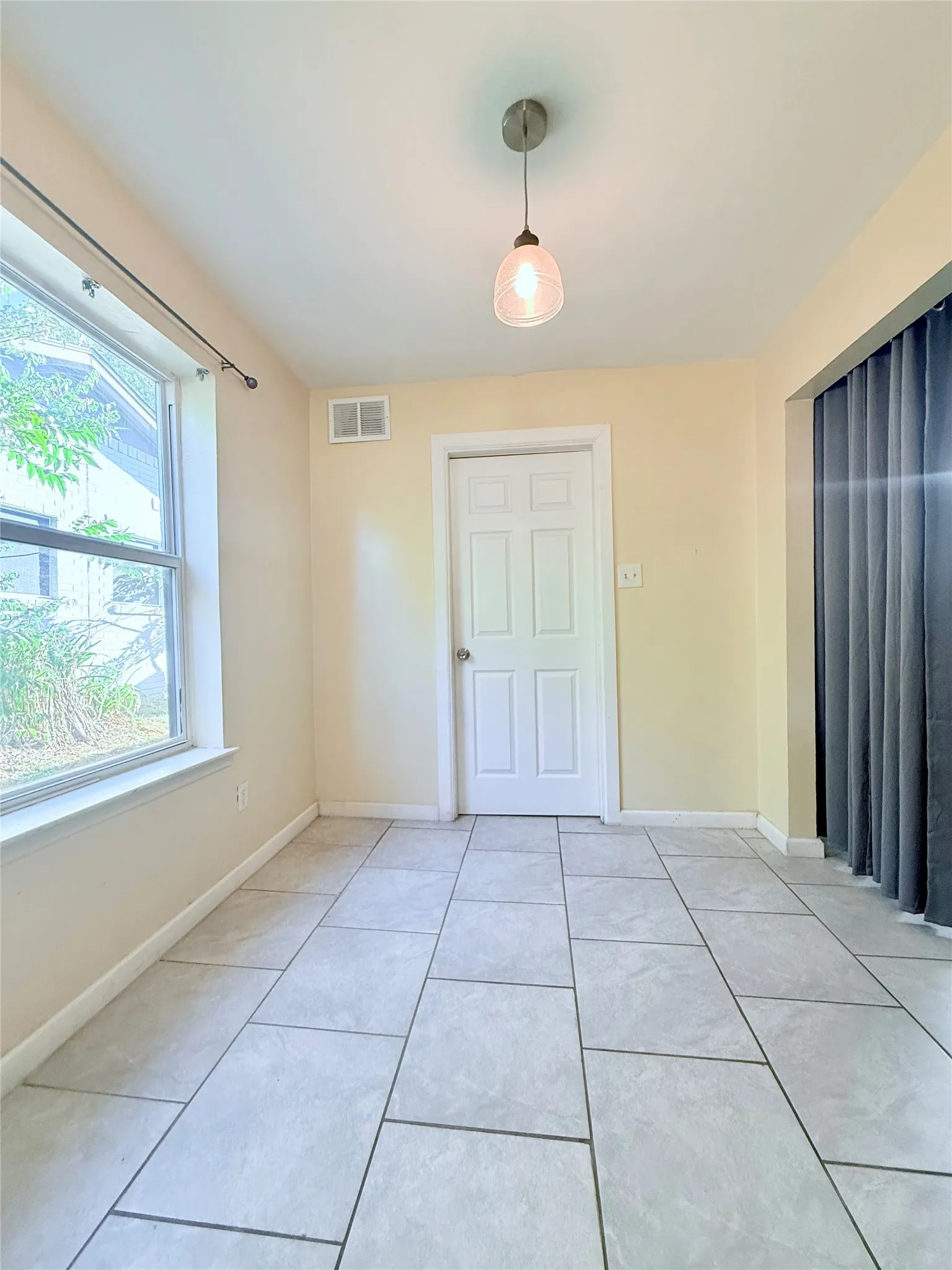 Single Family Residence For Sale in Tarrant County , 3702 Lindsey Court, Arlington, Texas 76015, 3 Bedroom, 2 Bathroom, 2 Garage spaces, 1,168 Sqft, built in 1971, mls#21403190, Real Estate Agent in Arlington, Homes For Sale in Tarrant county, Homes For Sale in Arlington, Realtor in Arlington Texas, Real Estate Brokerage Independent Realty Texas, Luminita Cordes Realtor