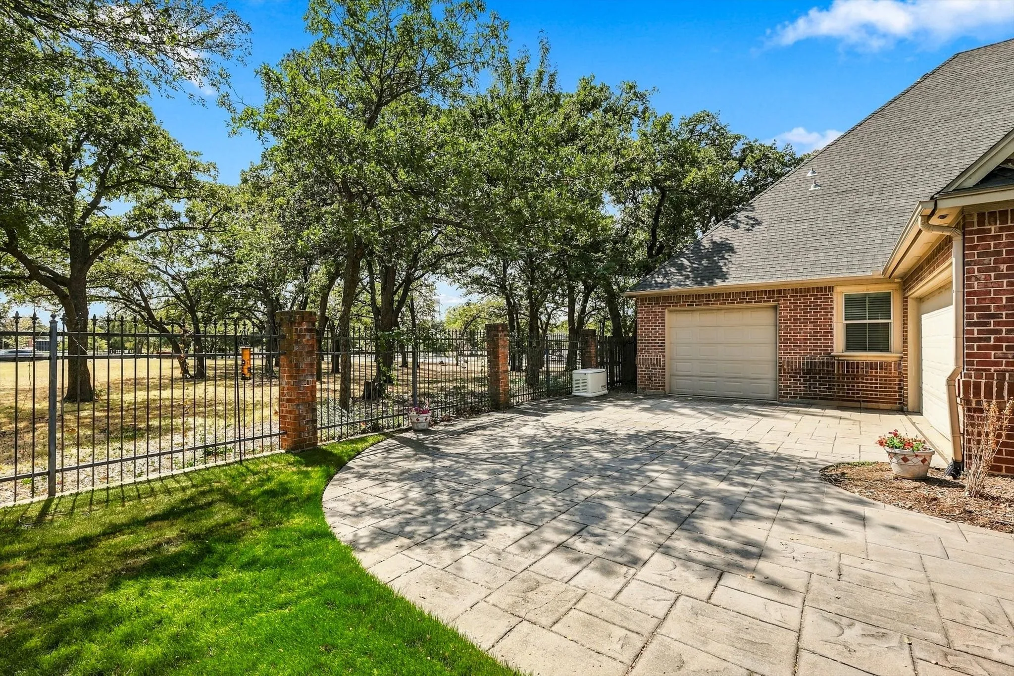 Single Family Residence For Sale in Tarrant County , 2726 Country Club Road, Pantego, Texas 76013, 3 Bedroom, 3 Bathroom, 3 Garage spaces, 3,614 Sqft, built in 2006, mls#21403514, Real Estate Agent in Pantego, Homes For Sale in Tarrant county, Homes For Sale in Pantego, Realtor in Pantego Texas, Real Estate Brokerage Independent Realty Texas, Luminita Cordes Realtor