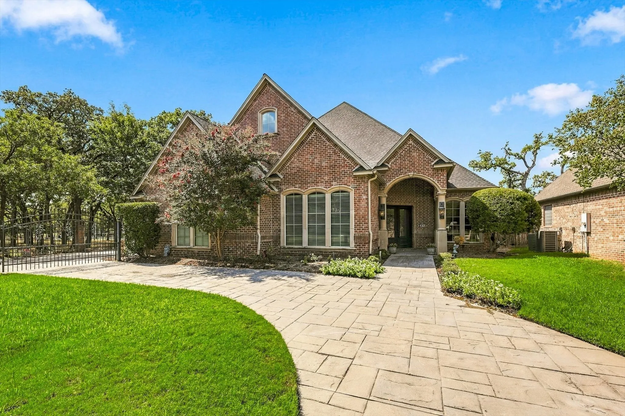 Single Family Residence For Sale in Tarrant County , 2726 Country Club Road, Pantego, Texas 76013, 3 Bedroom, 3 Bathroom, 3 Garage spaces, 3,614 Sqft, built in 2006, mls#21403514, Real Estate Agent in Pantego, Homes For Sale in Tarrant county, Homes For Sale in Pantego, Realtor in Pantego Texas, Real Estate Brokerage Independent Realty Texas, Luminita Cordes Realtor