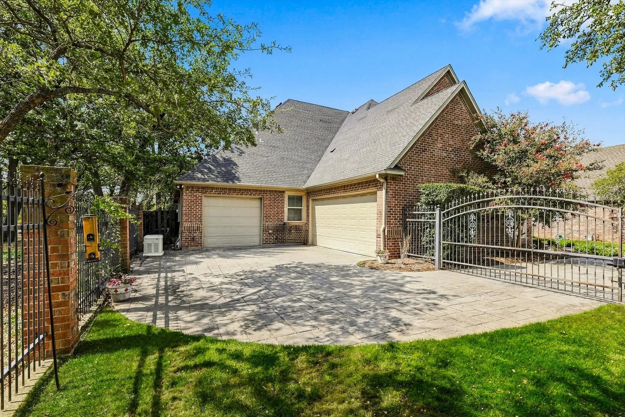Single Family Residence For Sale in Tarrant County , 2726 Country Club Road, Pantego, Texas 76013, 3 Bedroom, 3 Bathroom, 3 Garage spaces, 3,614 Sqft, built in 2006, mls#21403514, Real Estate Agent in Pantego, Homes For Sale in Tarrant county, Homes For Sale in Pantego, Realtor in Pantego Texas, Real Estate Brokerage Independent Realty Texas, Luminita Cordes Realtor