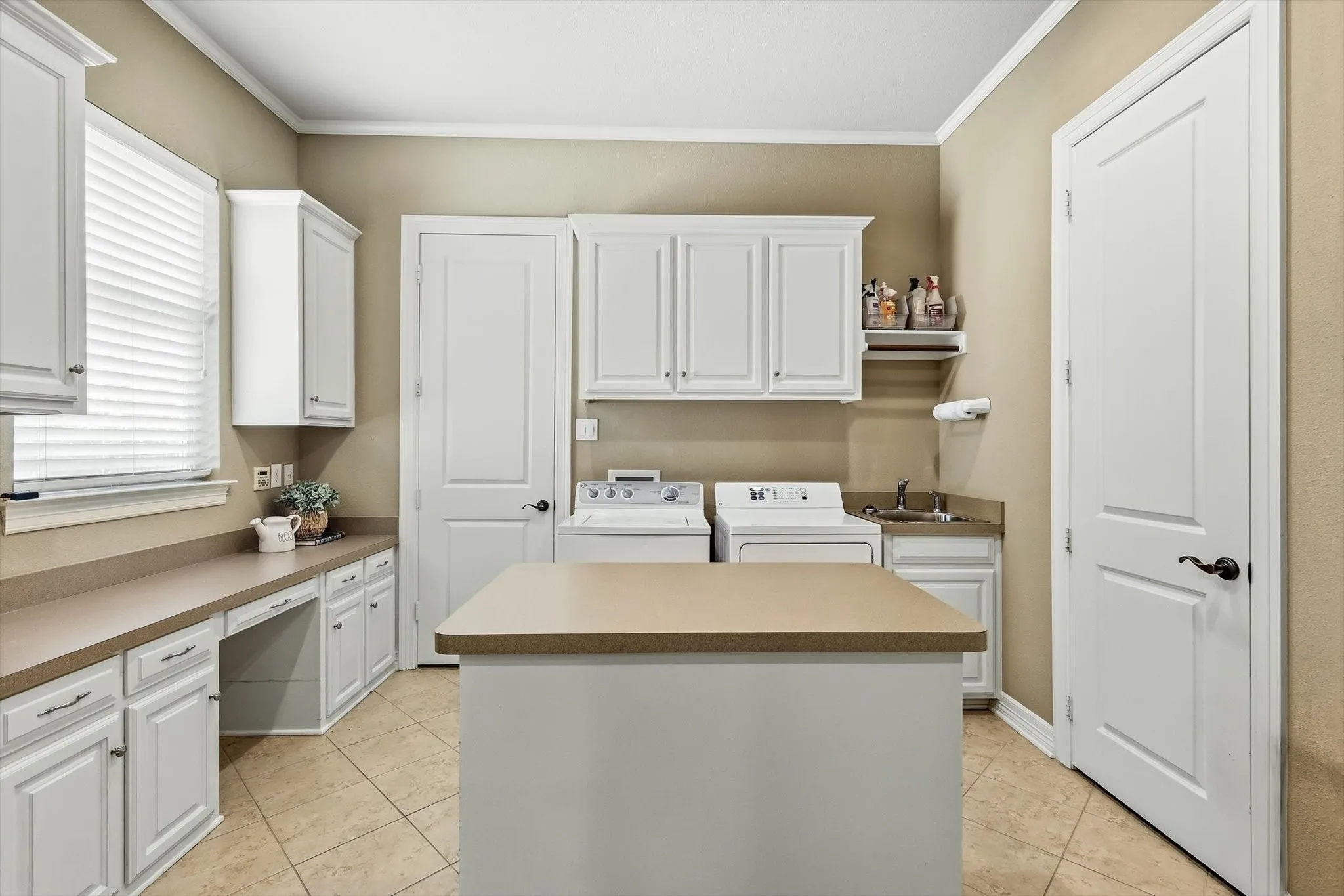 Single Family Residence For Sale in Tarrant County , 2726 Country Club Road, Pantego, Texas 76013, 3 Bedroom, 3 Bathroom, 3 Garage spaces, 3,614 Sqft, built in 2006, mls#21403514, Real Estate Agent in Pantego, Homes For Sale in Tarrant county, Homes For Sale in Pantego, Realtor in Pantego Texas, Real Estate Brokerage Independent Realty Texas, Luminita Cordes Realtor