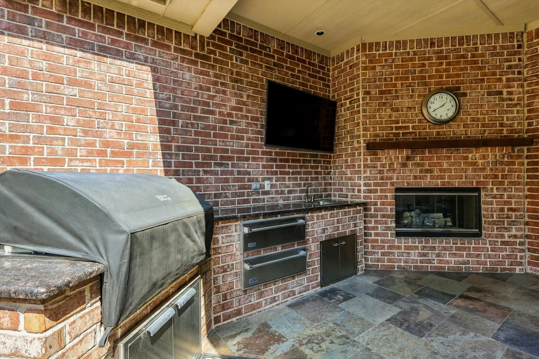 Single Family Residence For Sale in Tarrant County , 2726 Country Club Road, Pantego, Texas 76013, 3 Bedroom, 3 Bathroom, 3 Garage spaces, 3,614 Sqft, built in 2006, mls#21403514, Real Estate Agent in Pantego, Homes For Sale in Tarrant county, Homes For Sale in Pantego, Realtor in Pantego Texas, Real Estate Brokerage Independent Realty Texas, Luminita Cordes Realtor