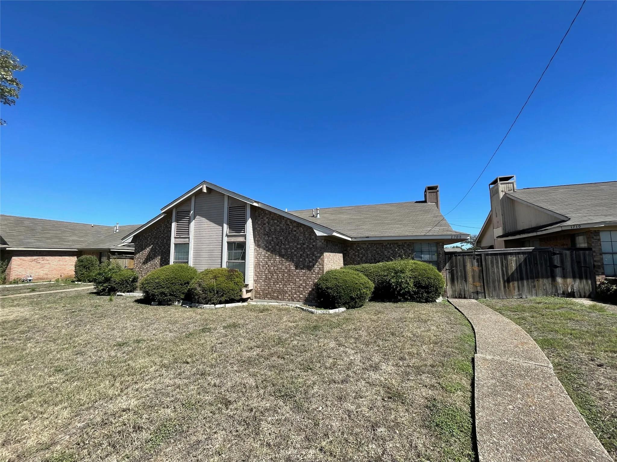 Duplex For Rent in Dallas County , 1708 Carrington Drive, Glenn Heights, Texas 75154, 3 Bedroom, 2 Bathroom, 2 Garage spaces, 2,540 Sqft, built in 1986, mls#21404212, Real Estate Agent in Glenn Heights, Homes For Rent in Dallas county, Homes For Rent in Glenn Heights, Realtor in Glenn Heights Texas, Real Estate Brokerage Independent Realty Texas, Luminita Cordes Realtor