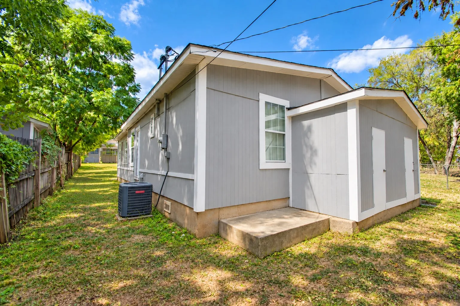 Duplex For Sale in Tarrant County , 2306 Ross Avenue 100, Fort Worth, Texas 76164, 4 Bedroom, 2 Bathroom, Garage spaces, 0 Sqft, built in 1981, mls#21400601, Real Estate Agent in Fort Worth, Homes For Sale in Tarrant county, Homes For Sale in Fort Worth, Realtor in Fort Worth Texas, Real Estate Brokerage Independent Realty Texas, Luminita Cordes Realtor