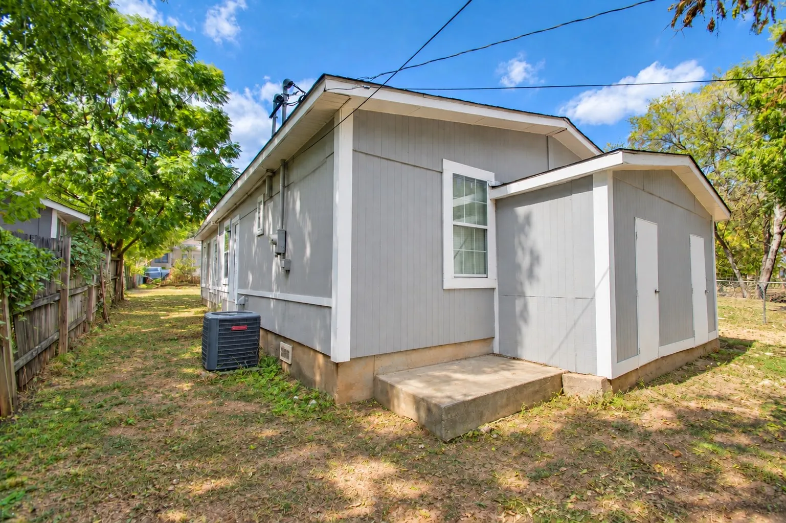 Duplex For Sale in Tarrant County , 2306 Ross Avenue 100, Fort Worth, Texas 76164, 4 Bedroom, 2 Bathroom, Garage spaces, 0 Sqft, built in 1981, mls#21400601, Real Estate Agent in Fort Worth, Homes For Sale in Tarrant county, Homes For Sale in Fort Worth, Realtor in Fort Worth Texas, Real Estate Brokerage Independent Realty Texas, Luminita Cordes Realtor
