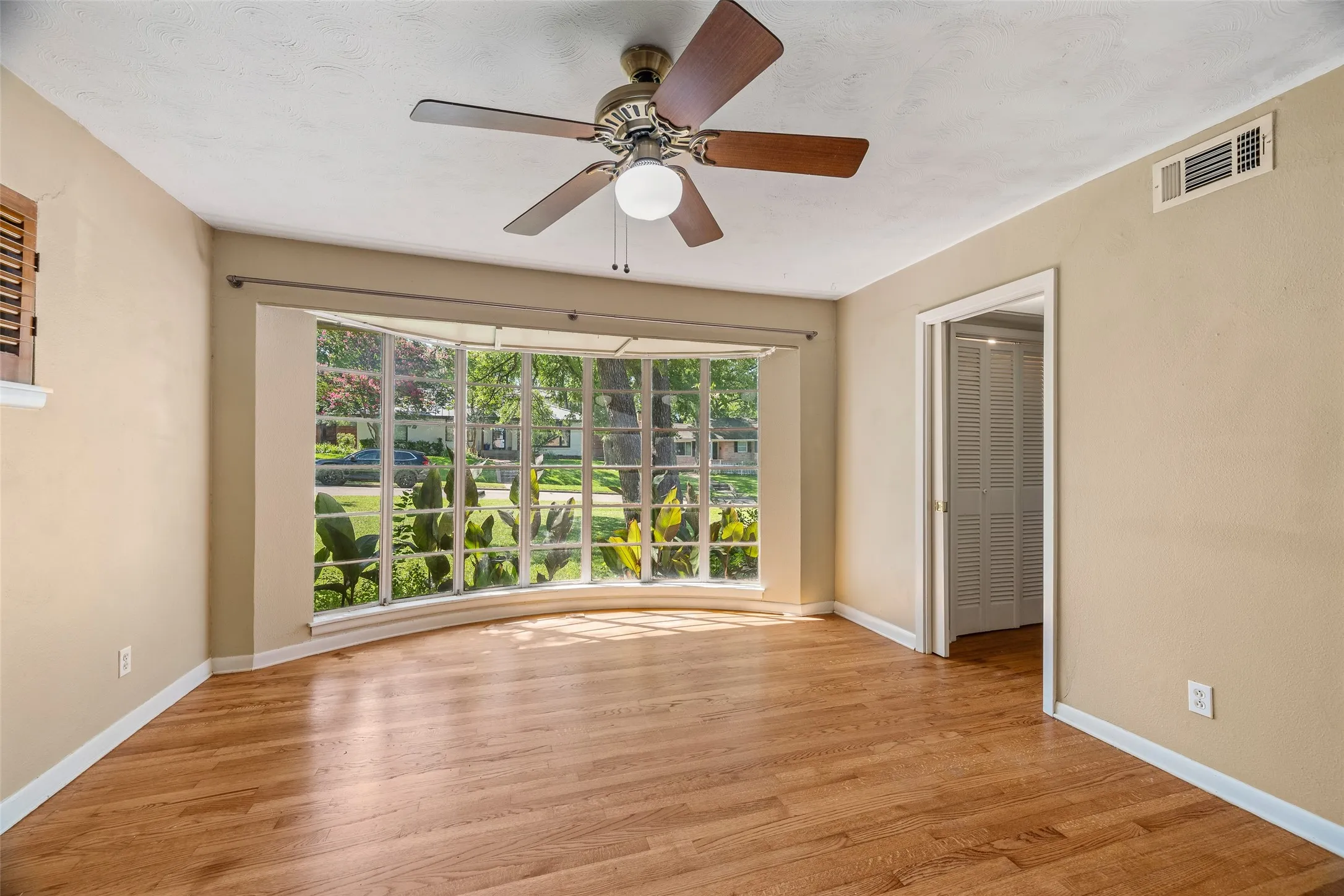 Single Family Residence For Rent in Dallas County , 7735 Deer Trail Drive, Dallas, Texas 75238, 3 Bedroom, 3 Bathroom, 1 Garage spaces, 1,794 Sqft, built in 1958, mls#21404176, Real Estate Agent in Dallas, Homes For Rent in Dallas county, Homes For Rent in Dallas, Realtor in Dallas Texas, Real Estate Brokerage Independent Realty Texas, Luminita Cordes Realtor