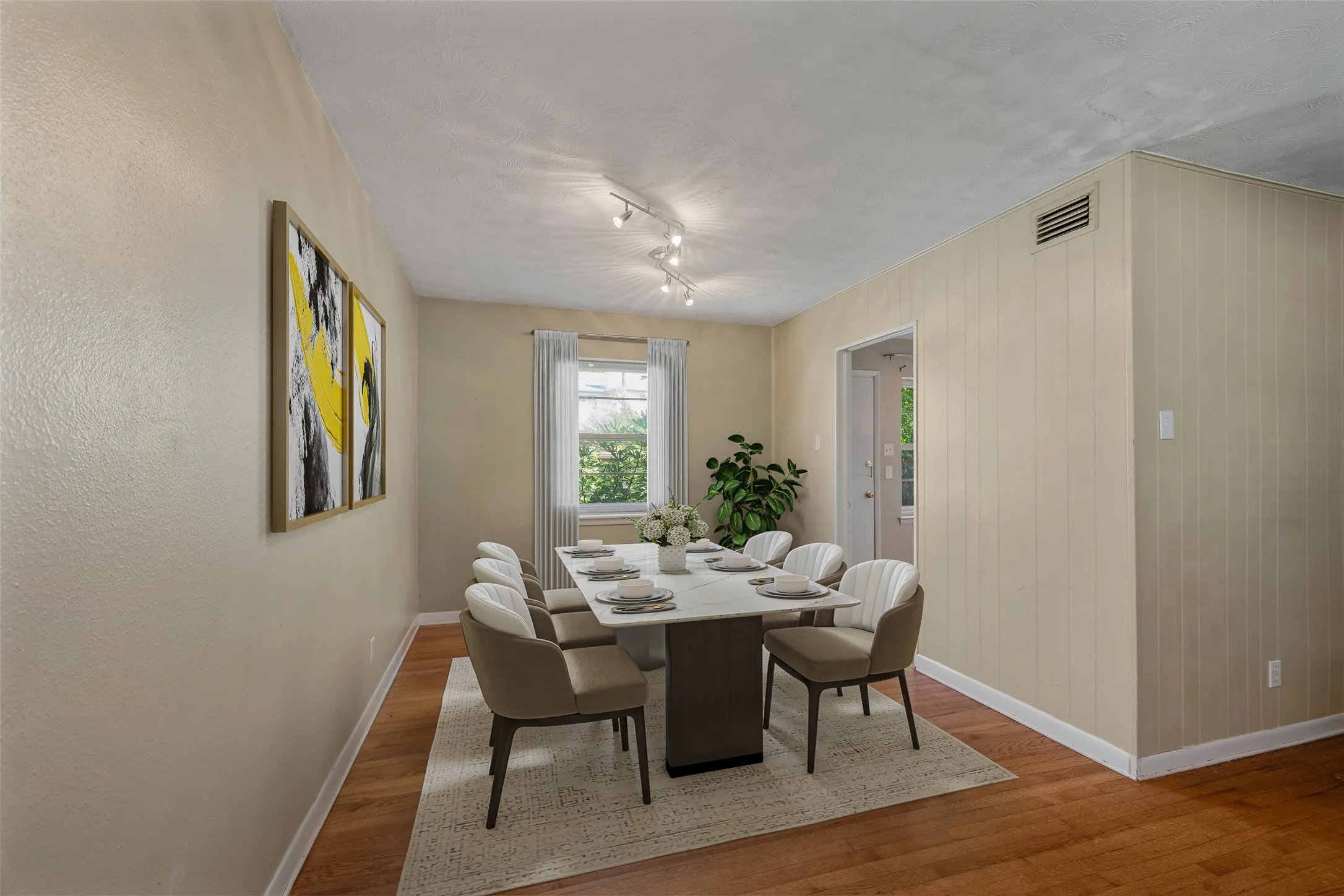 Virtually staged dining