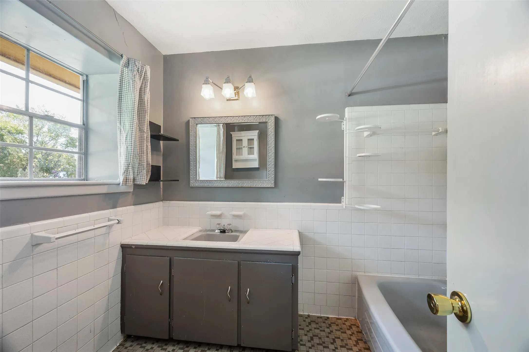 Single Family Residence For Rent in Dallas County , 7735 Deer Trail Drive, Dallas, Texas 75238, 3 Bedroom, 3 Bathroom, 1 Garage spaces, 1,794 Sqft, built in 1958, mls#21404176, Real Estate Agent in Dallas, Homes For Rent in Dallas county, Homes For Rent in Dallas, Realtor in Dallas Texas, Real Estate Brokerage Independent Realty Texas, Luminita Cordes Realtor