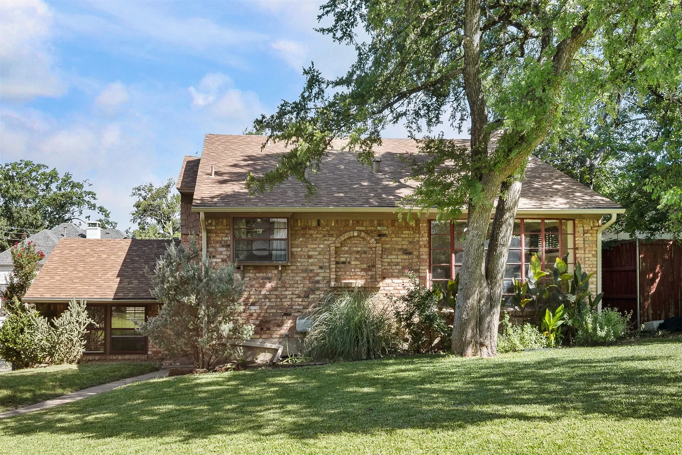 Single Family Residence For Rent in Dallas County , 7735 Deer Trail Drive, Dallas, Texas 75238, 3 Bedroom, 3 Bathroom, 1 Garage spaces, 1,794 Sqft, built in 1958, mls#21404176, Real Estate Agent in Dallas, Homes For Rent in Dallas county, Homes For Rent in Dallas, Realtor in Dallas Texas, Real Estate Brokerage Independent Realty Texas, Luminita Cordes Realtor