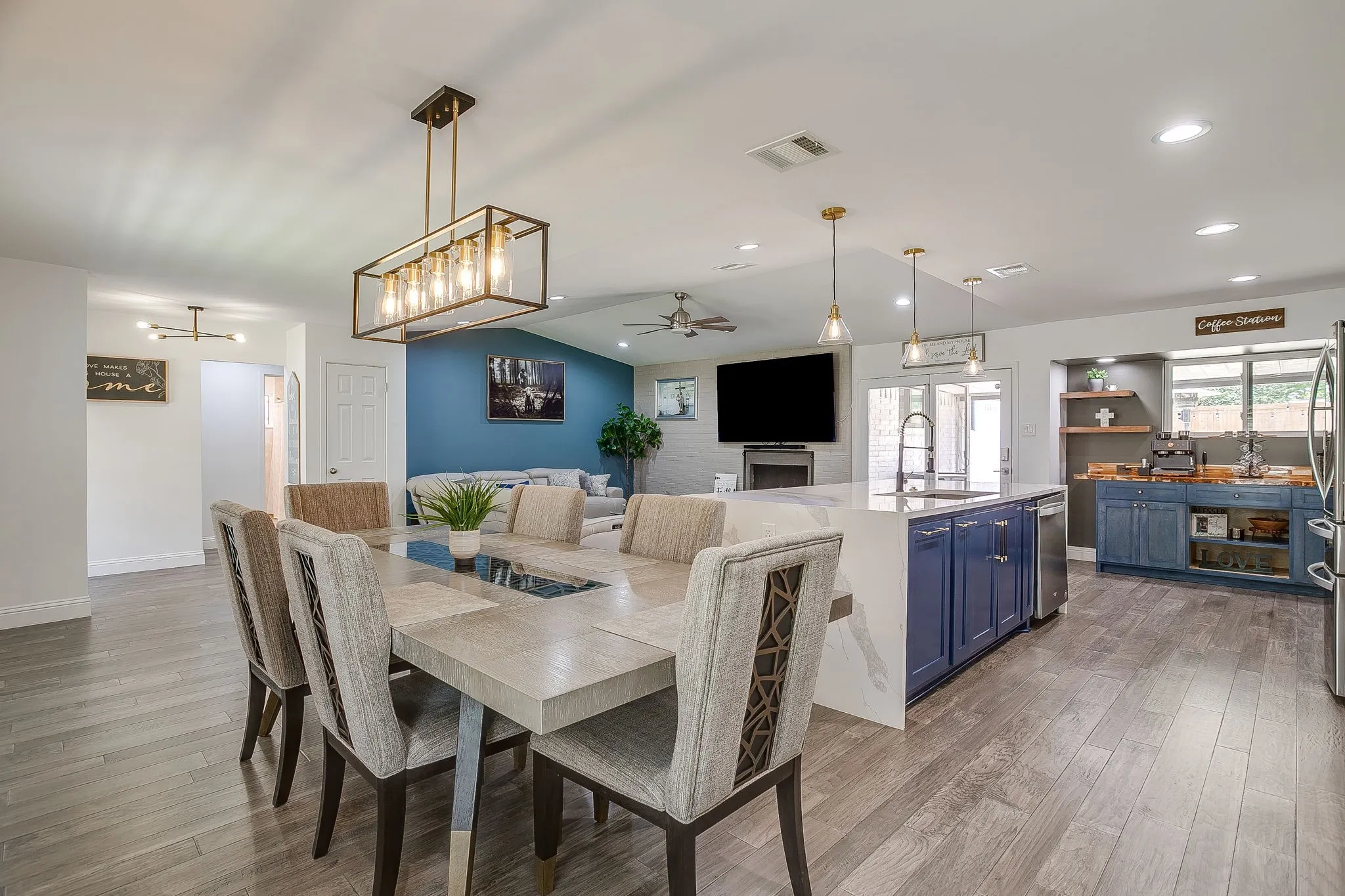 Single Family Residence For Rent in Tarrant County , 400 Glenn Drive, Hurst, Texas 76053, 3 Bedroom, 2 Bathroom, 2 Garage spaces, 2,619 Sqft, built in 1967, mls#21403950, Real Estate Agent in Hurst, Homes For Rent in Tarrant county, Homes For Rent in Hurst, Realtor in Hurst Texas, Real Estate Brokerage Independent Realty Texas, Luminita Cordes Realtor