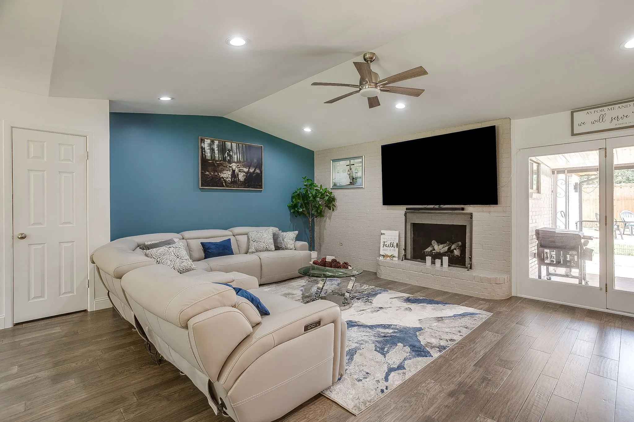 Single Family Residence For Rent in Tarrant County , 400 Glenn Drive, Hurst, Texas 76053, 3 Bedroom, 2 Bathroom, 2 Garage spaces, 2,619 Sqft, built in 1967, mls#21403950, Real Estate Agent in Hurst, Homes For Rent in Tarrant county, Homes For Rent in Hurst, Realtor in Hurst Texas, Real Estate Brokerage Independent Realty Texas, Luminita Cordes Realtor