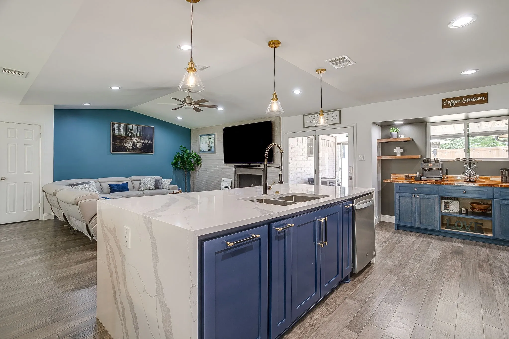Single Family Residence For Rent in Tarrant County , 400 Glenn Drive, Hurst, Texas 76053, 3 Bedroom, 2 Bathroom, 2 Garage spaces, 2,619 Sqft, built in 1967, mls#21403950, Real Estate Agent in Hurst, Homes For Rent in Tarrant county, Homes For Rent in Hurst, Realtor in Hurst Texas, Real Estate Brokerage Independent Realty Texas, Luminita Cordes Realtor