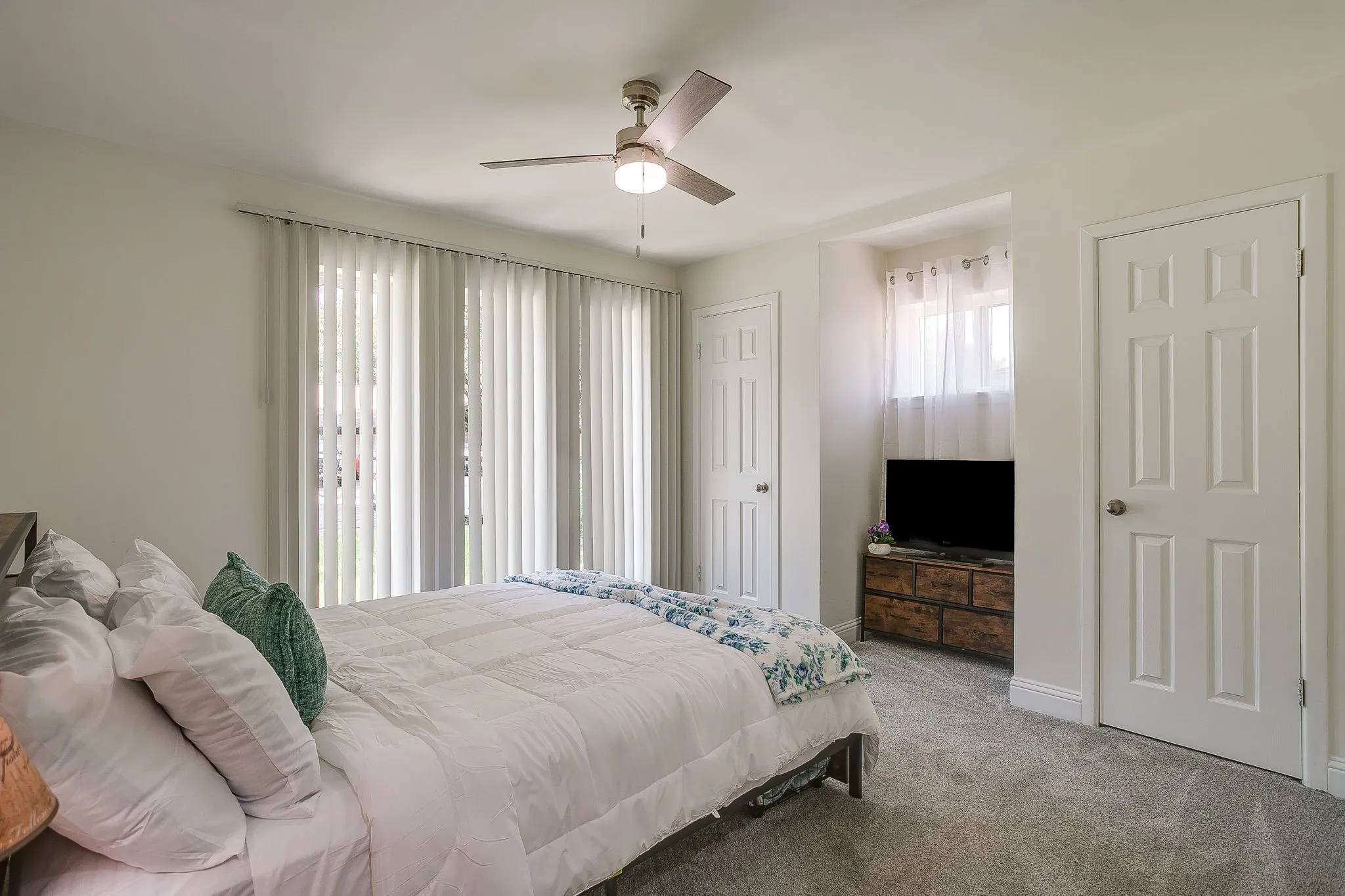 Single Family Residence For Rent in Tarrant County , 400 Glenn Drive, Hurst, Texas 76053, 3 Bedroom, 2 Bathroom, 2 Garage spaces, 2,619 Sqft, built in 1967, mls#21403950, Real Estate Agent in Hurst, Homes For Rent in Tarrant county, Homes For Rent in Hurst, Realtor in Hurst Texas, Real Estate Brokerage Independent Realty Texas, Luminita Cordes Realtor
