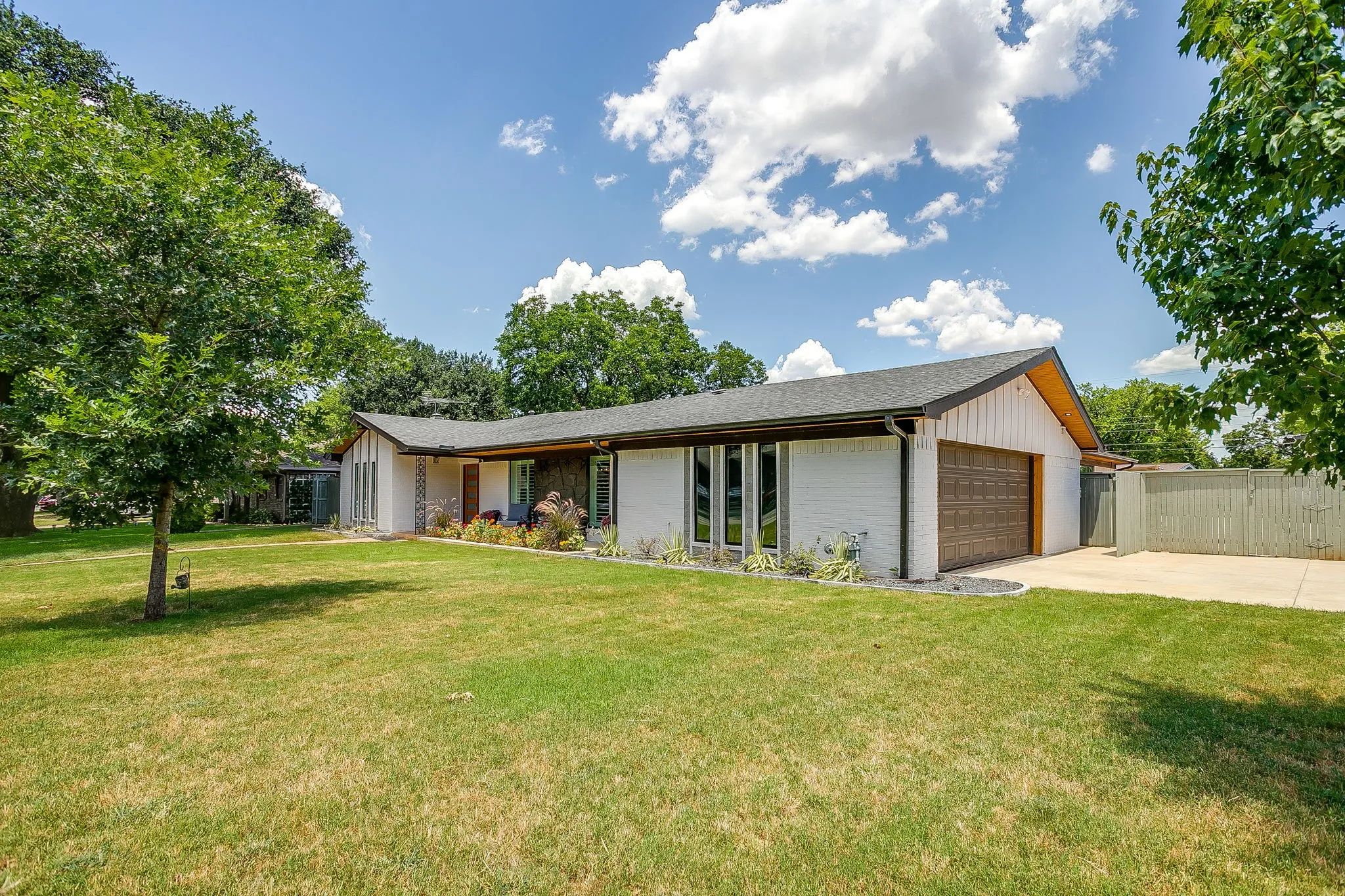 Single Family Residence For Rent in Tarrant County , 400 Glenn Drive, Hurst, Texas 76053, 3 Bedroom, 2 Bathroom, 2 Garage spaces, 2,619 Sqft, built in 1967, mls#21403950, Real Estate Agent in Hurst, Homes For Rent in Tarrant county, Homes For Rent in Hurst, Realtor in Hurst Texas, Real Estate Brokerage Independent Realty Texas, Luminita Cordes Realtor