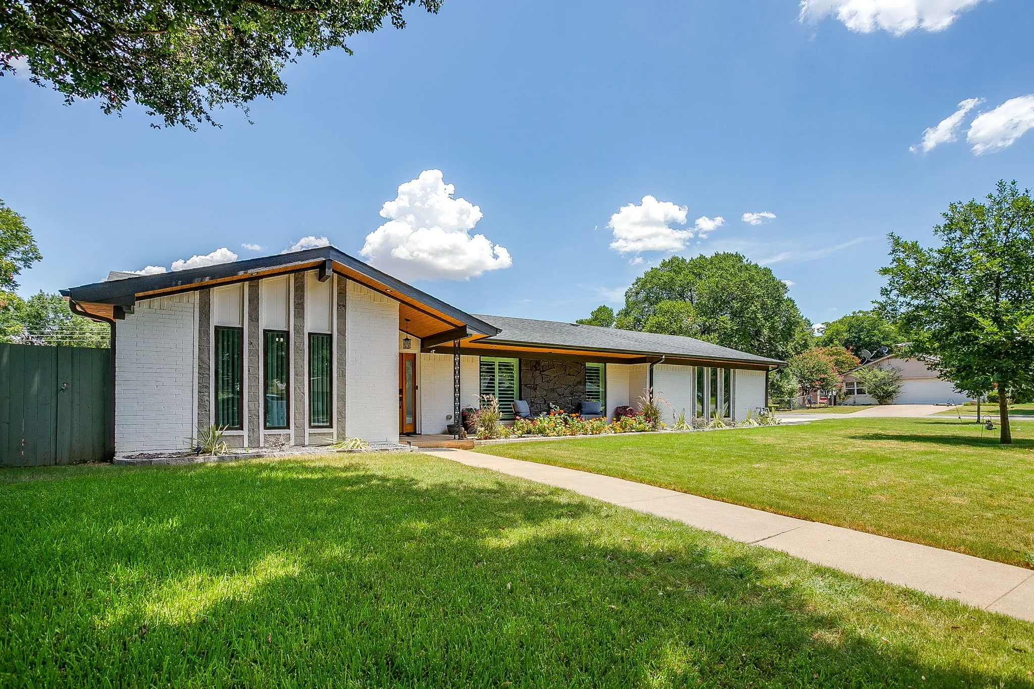 Single Family Residence For Rent in Tarrant County , 400 Glenn Drive, Hurst, Texas 76053, 3 Bedroom, 2 Bathroom, 2 Garage spaces, 2,619 Sqft, built in 1967, mls#21403950, Real Estate Agent in Hurst, Homes For Rent in Tarrant county, Homes For Rent in Hurst, Realtor in Hurst Texas, Real Estate Brokerage Independent Realty Texas, Luminita Cordes Realtor