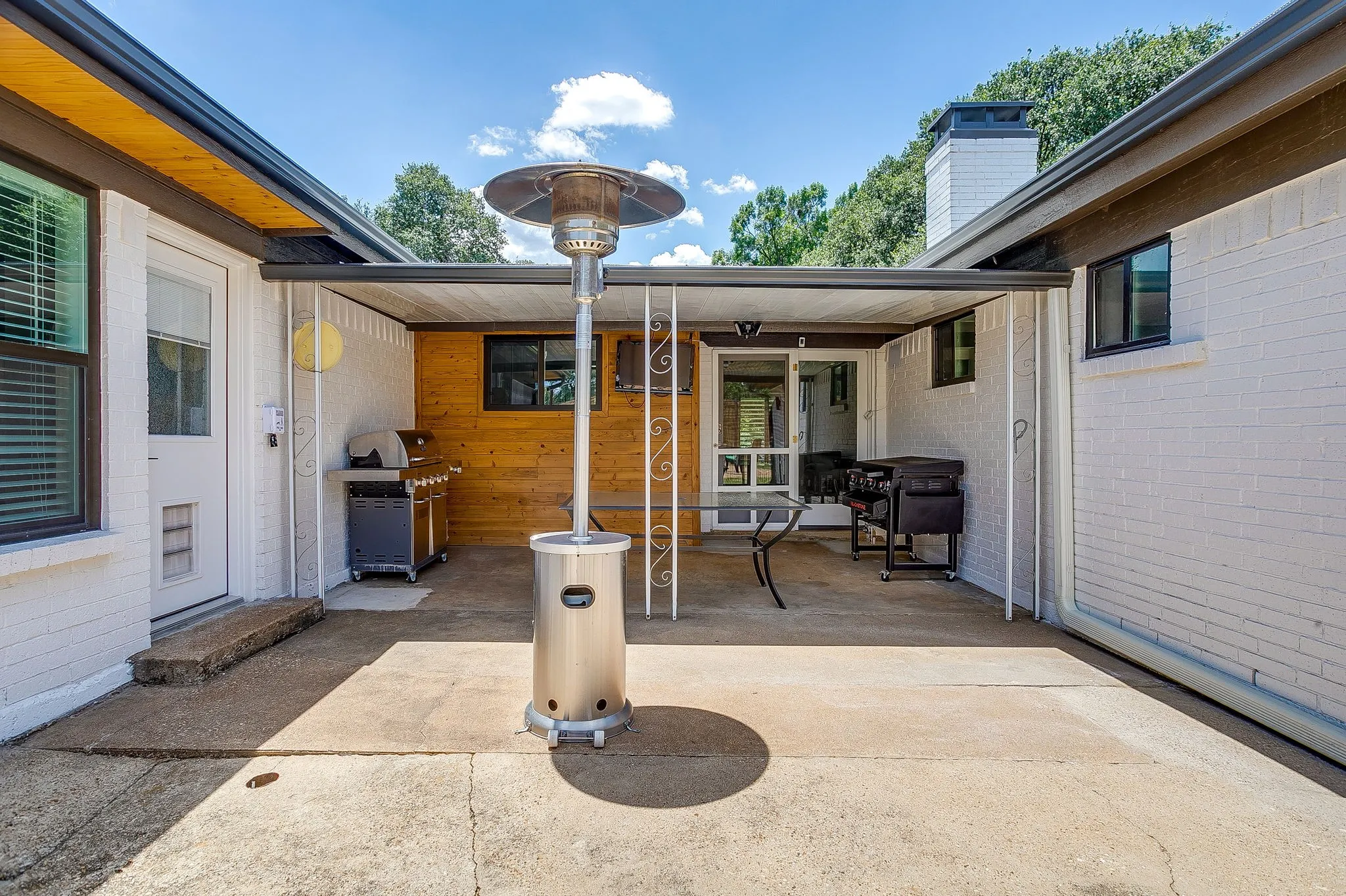 Single Family Residence For Rent in Tarrant County , 400 Glenn Drive, Hurst, Texas 76053, 3 Bedroom, 2 Bathroom, 2 Garage spaces, 2,619 Sqft, built in 1967, mls#21403950, Real Estate Agent in Hurst, Homes For Rent in Tarrant county, Homes For Rent in Hurst, Realtor in Hurst Texas, Real Estate Brokerage Independent Realty Texas, Luminita Cordes Realtor